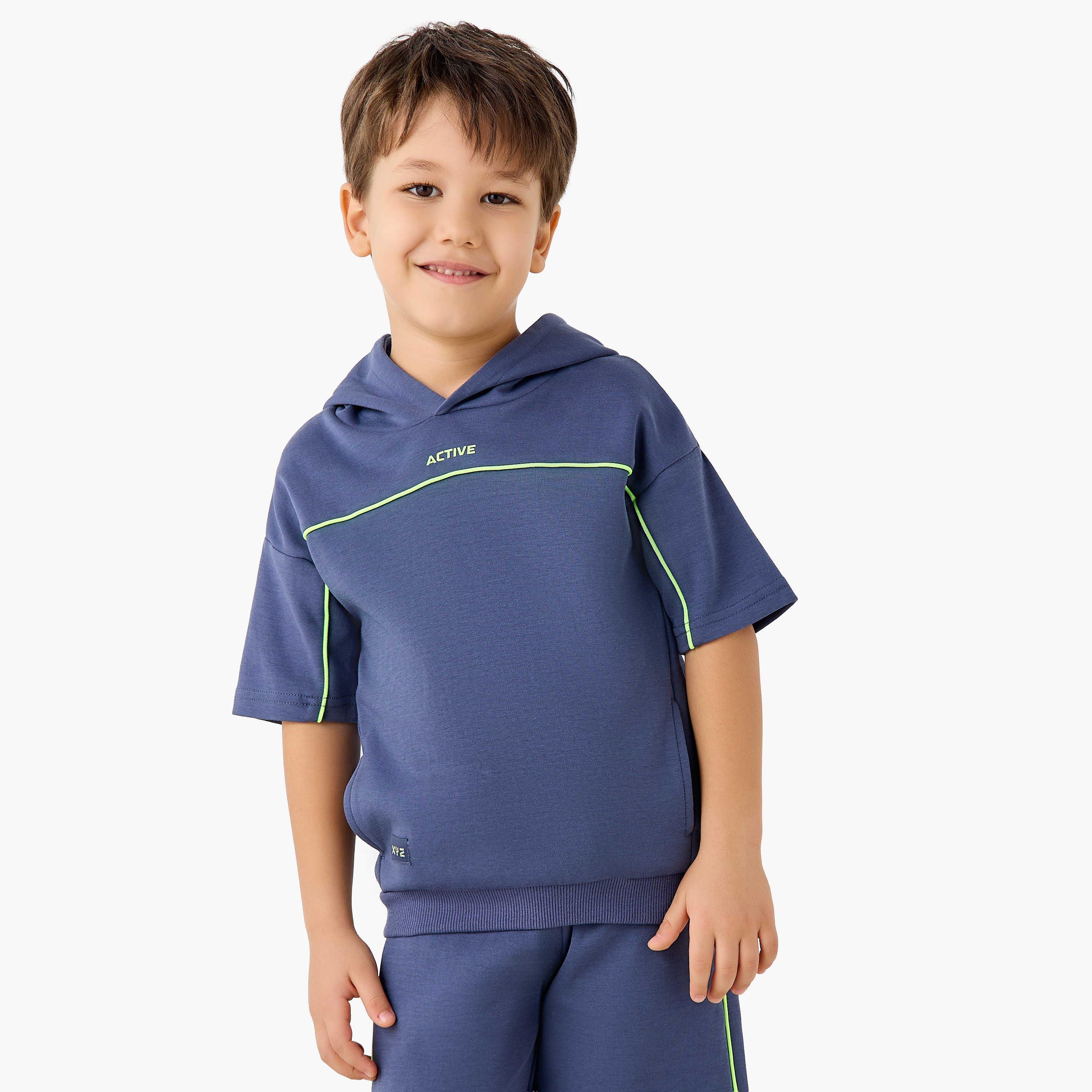 طقم سويت شيرت بقبعة وأكمام قصيرة وشورت بجيوب من إكس واي زي-boys-clothing-sportswear-sets-image-2