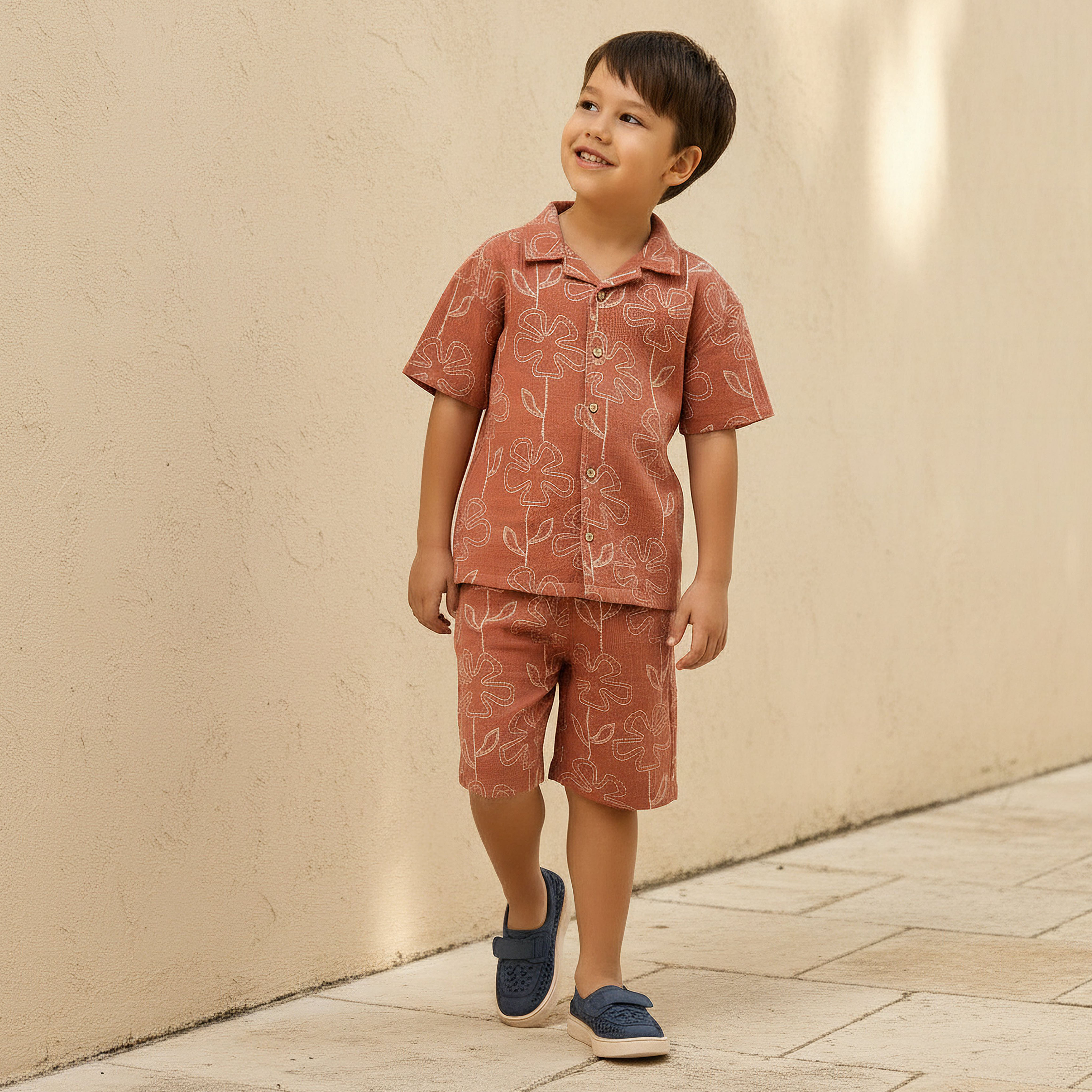 طقم قميص بياقة كامب وأكمام قصيرة وشورت بطبعات من إليجو-boys-clothing-setsandcoords-image-1