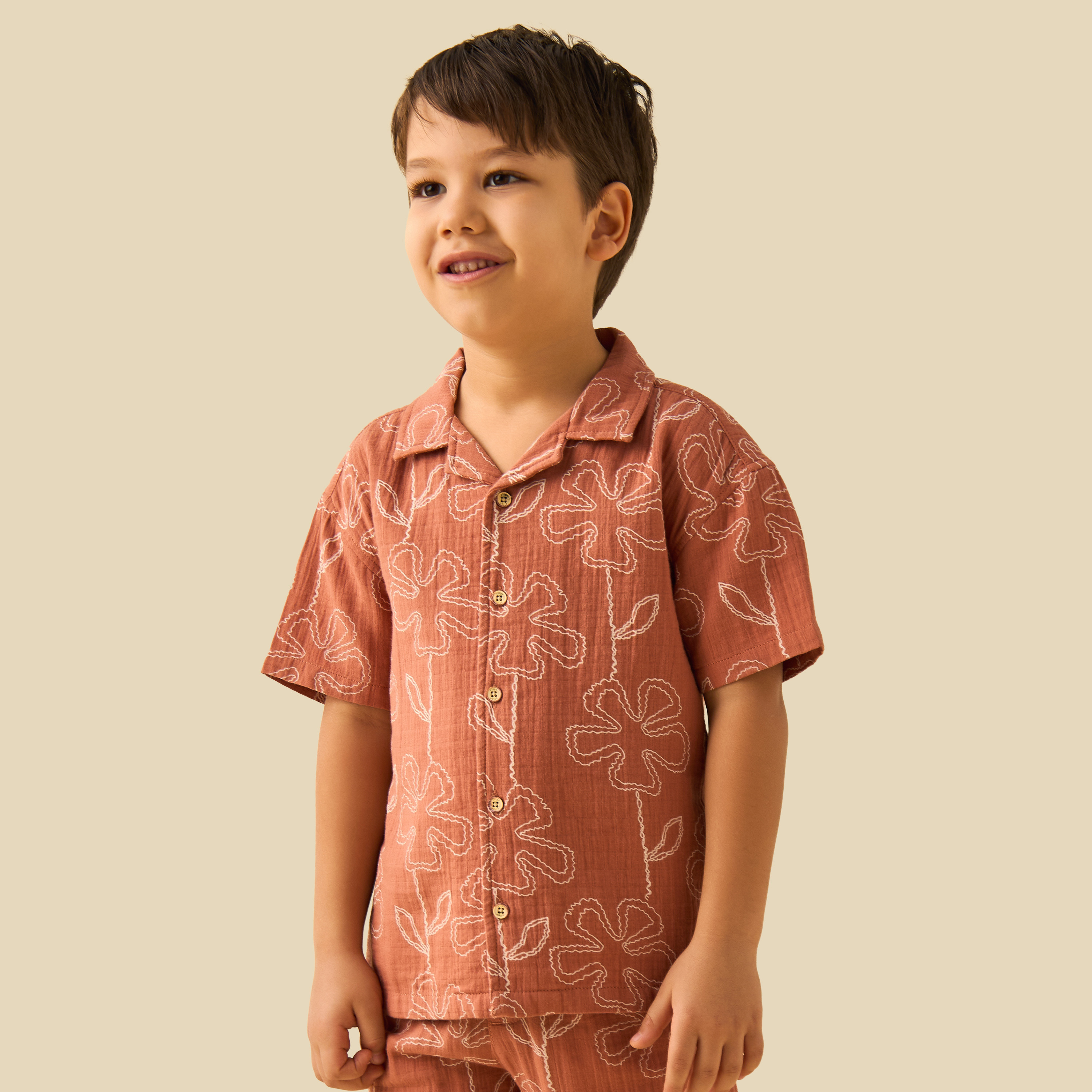 طقم قميص بياقة كامب وأكمام قصيرة وشورت بطبعات من إليجو-boys-clothing-setsandcoords-image-2