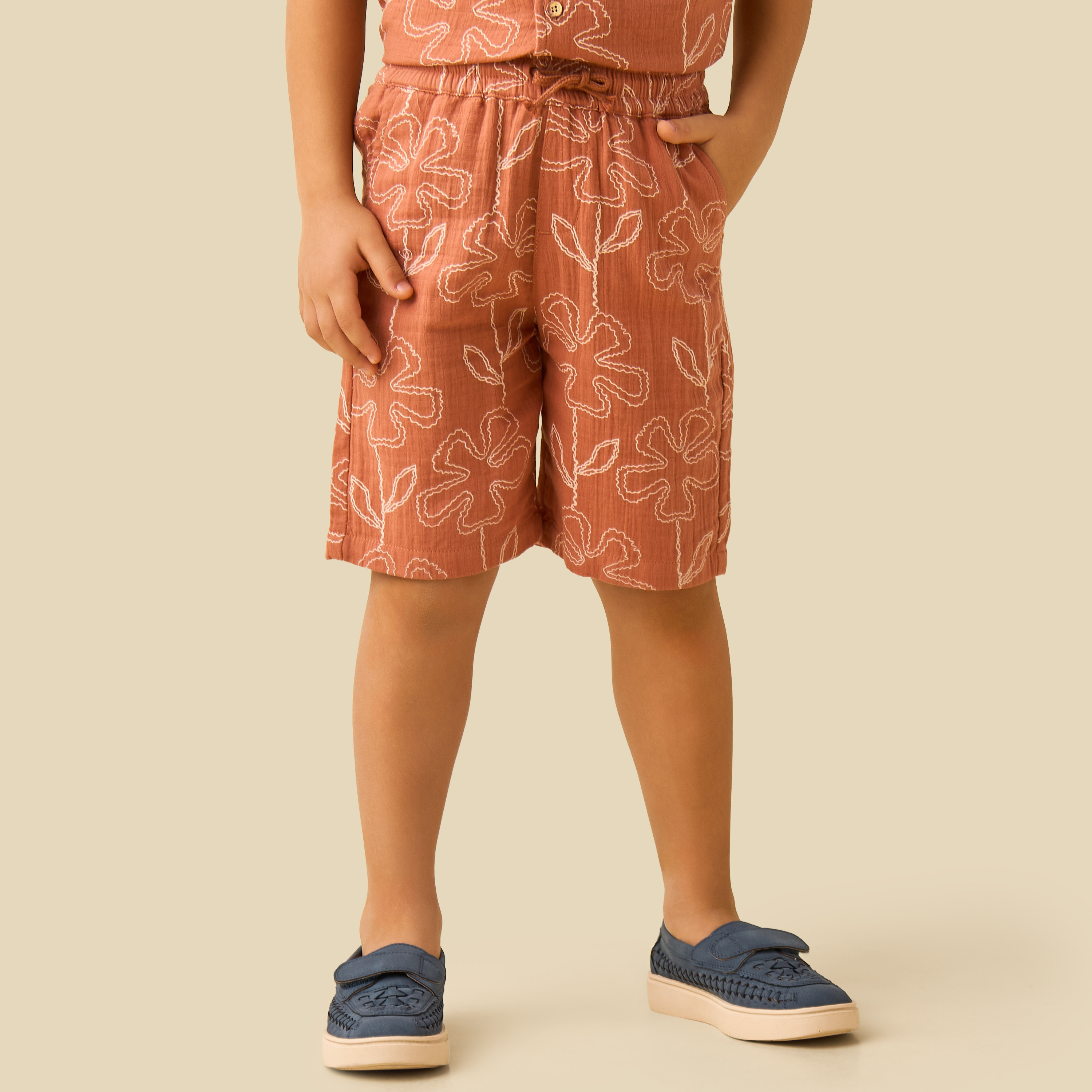طقم قميص بياقة كامب وأكمام قصيرة وشورت بطبعات من إليجو-boys-clothing-setsandcoords-image-3