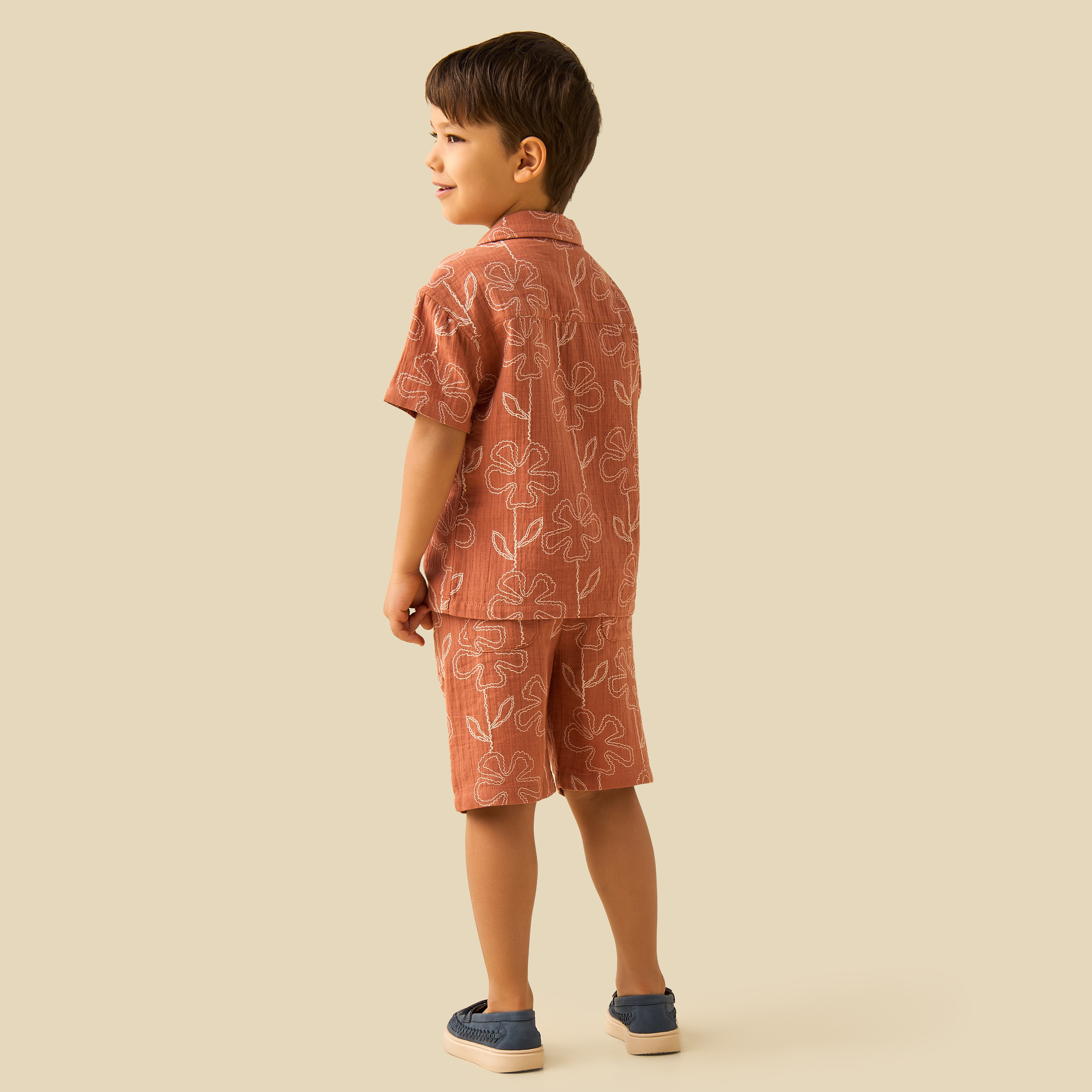 طقم قميص بياقة كامب وأكمام قصيرة وشورت بطبعات من إليجو-boys-clothing-setsandcoords-image-4