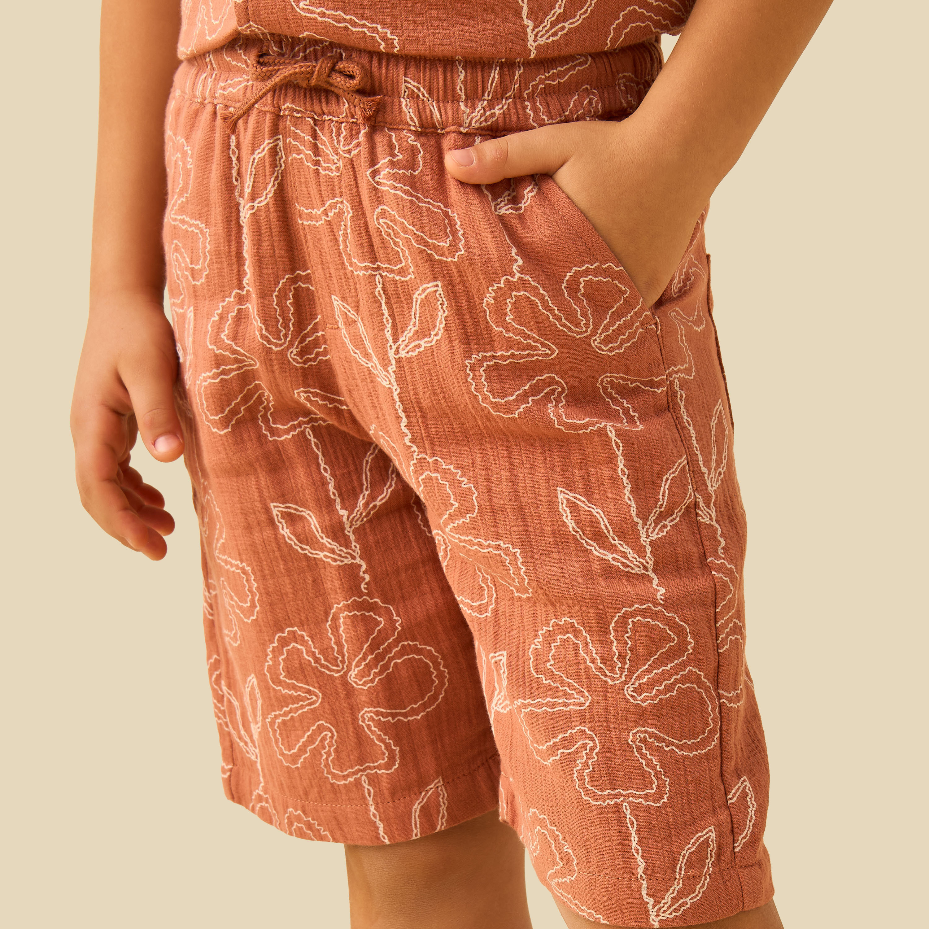 طقم قميص بياقة كامب وأكمام قصيرة وشورت بطبعات من إليجو-boys-clothing-setsandcoords-image-6