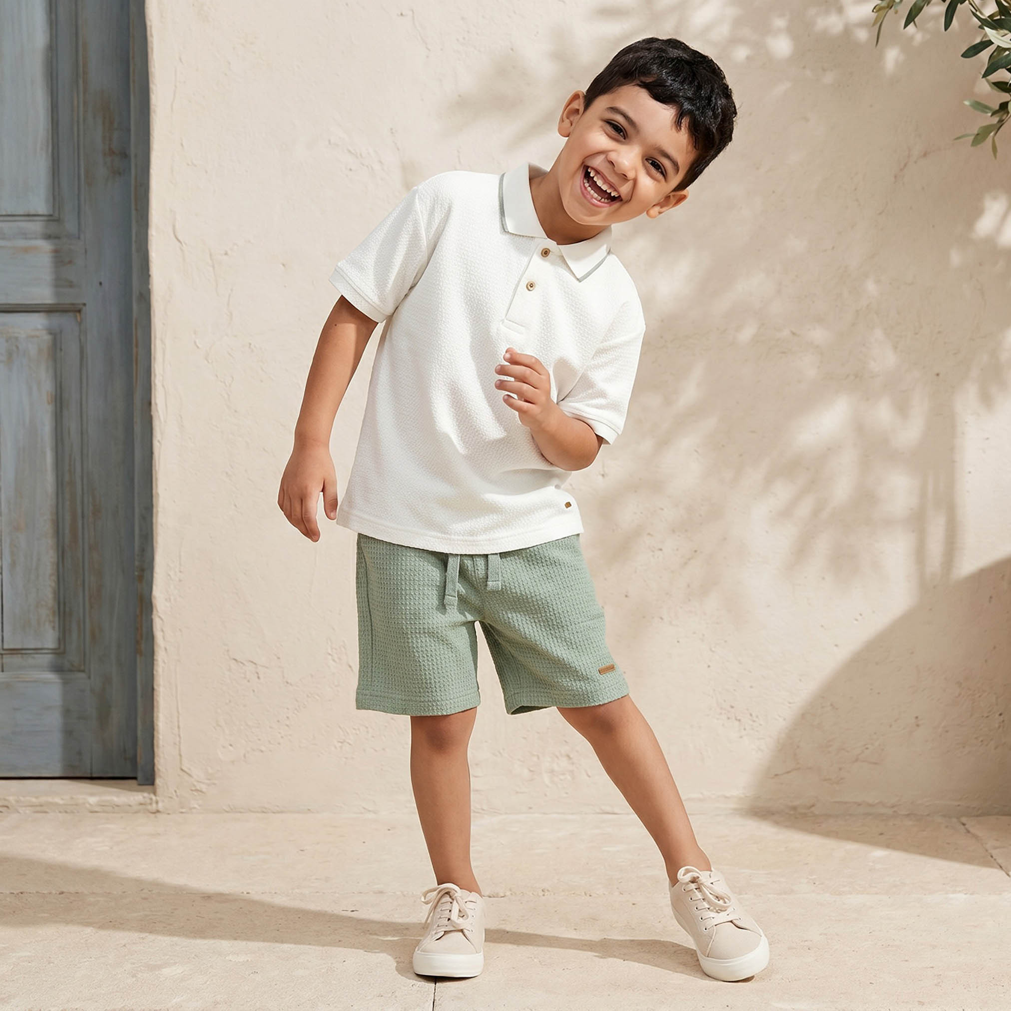 طقم شورت وتيشيرت بولو بياقة عادية وأكمام قصيرة وتصميم وافل بارز الملمس من إليجو-boys-clothing-setsandcoords-image-1