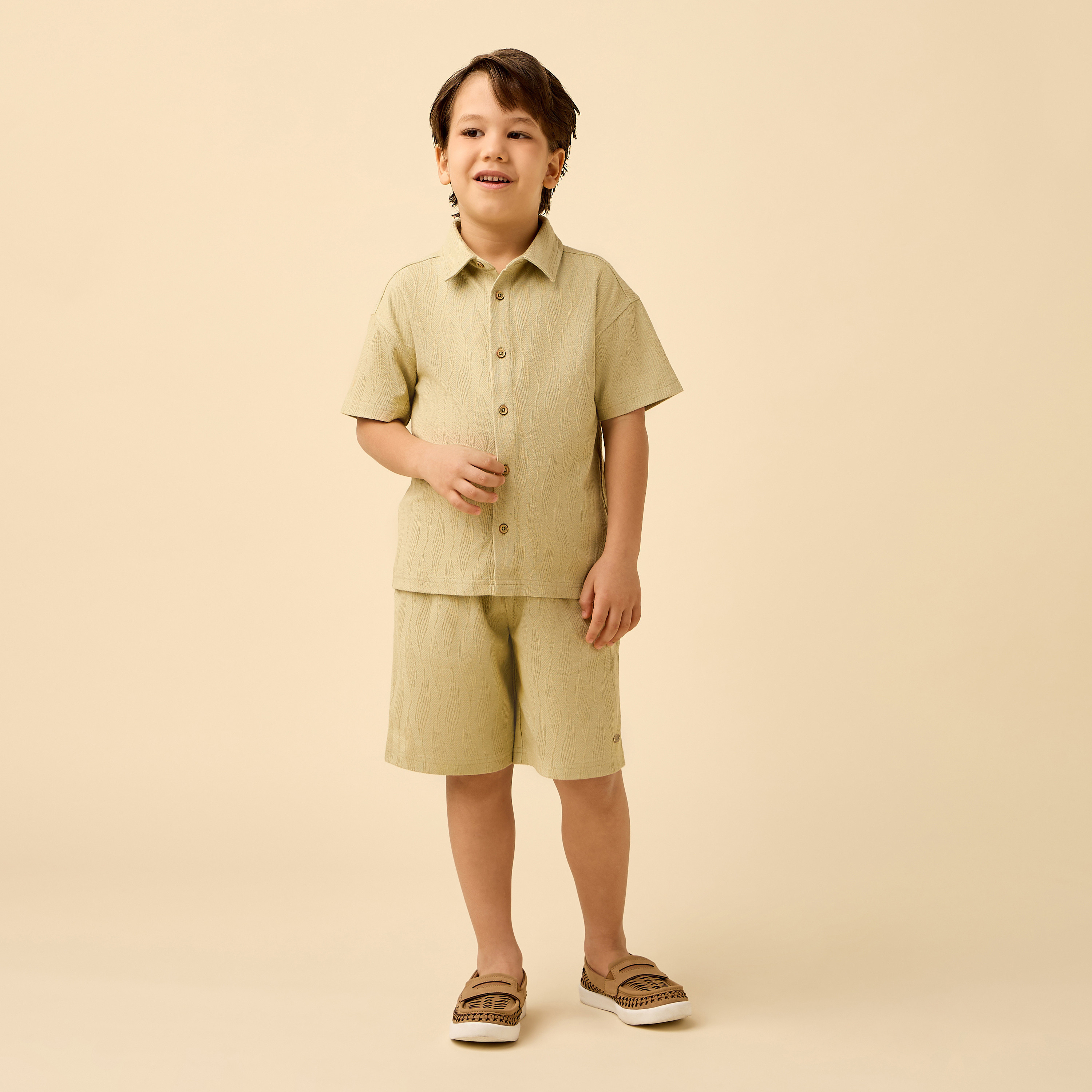 طقم قميص بأكمام قصيرة بياقة وبنطلون شورت بتصميم بارز الملمس من إليجو-boys-clothing-setsandcoords-image-3
