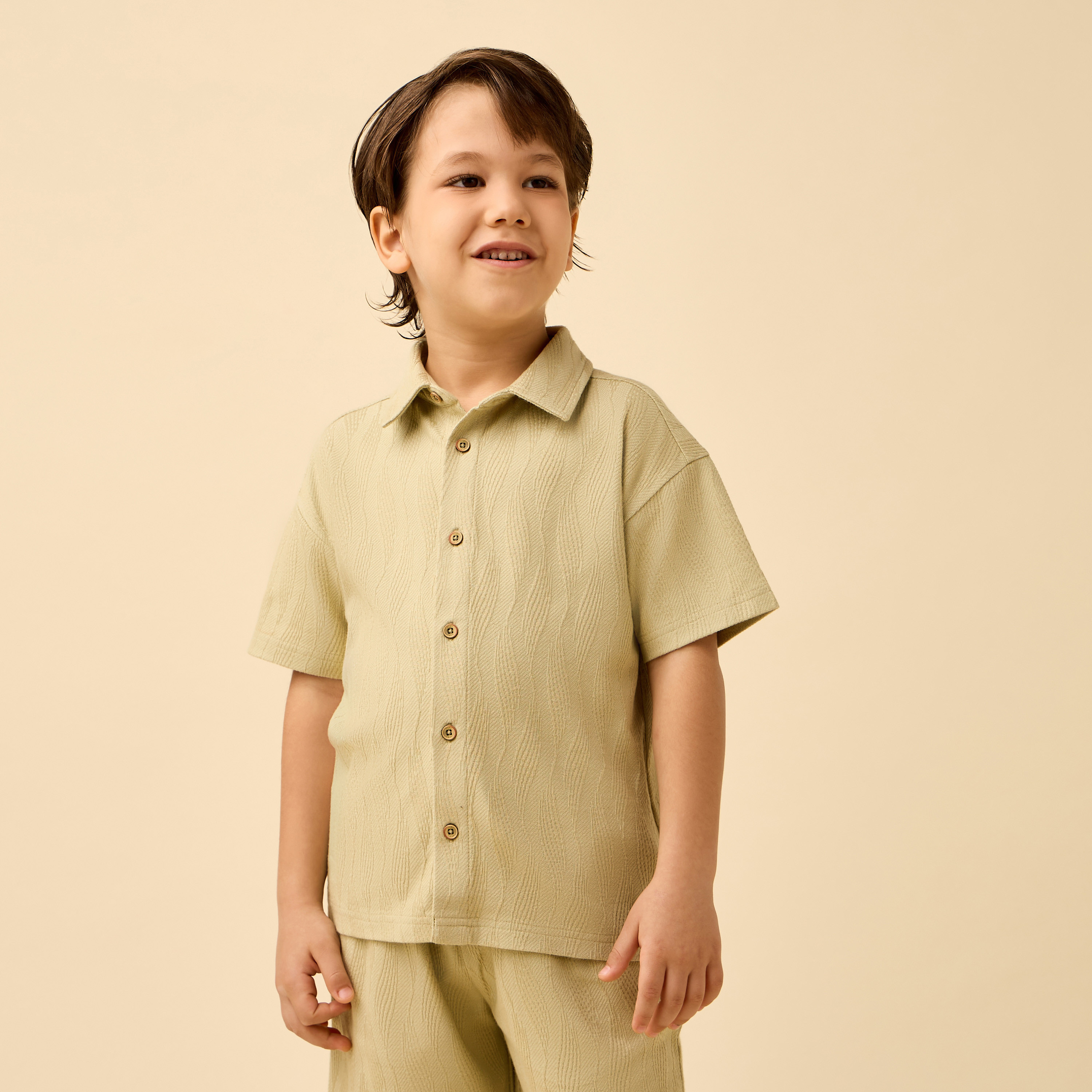 طقم قميص بأكمام قصيرة بياقة وبنطلون شورت بتصميم بارز الملمس من إليجو-boys-clothing-setsandcoords-image-4