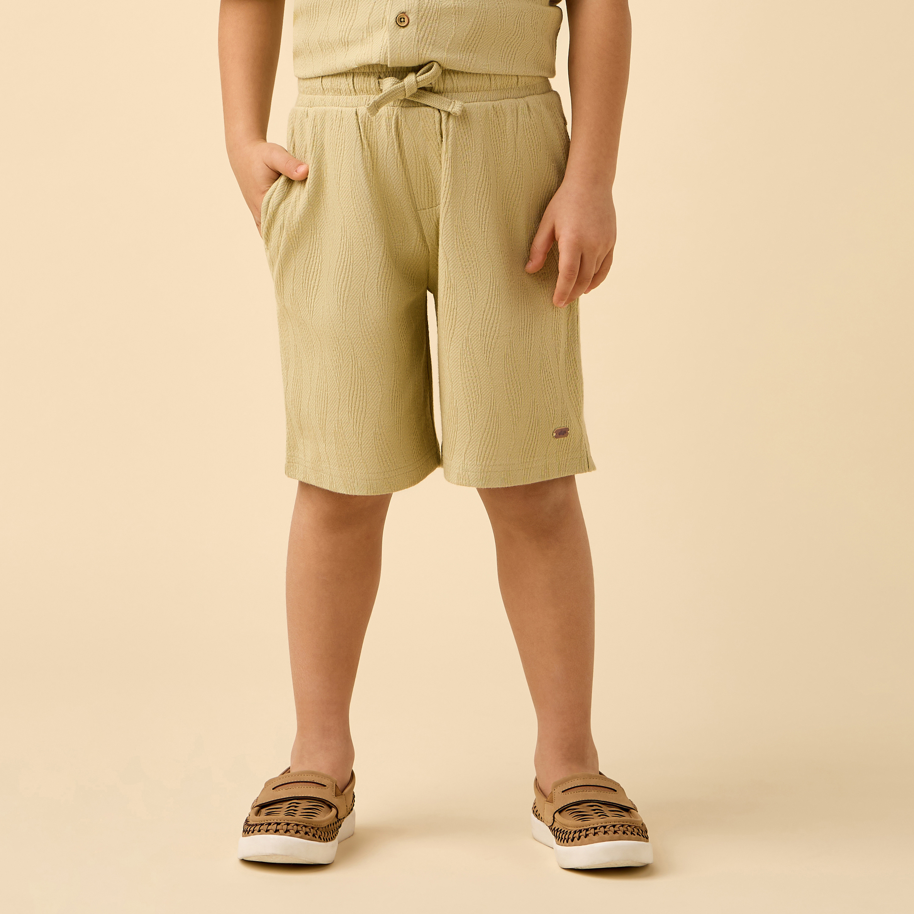 طقم قميص بأكمام قصيرة بياقة وبنطلون شورت بتصميم بارز الملمس من إليجو-boys-clothing-setsandcoords-image-5
