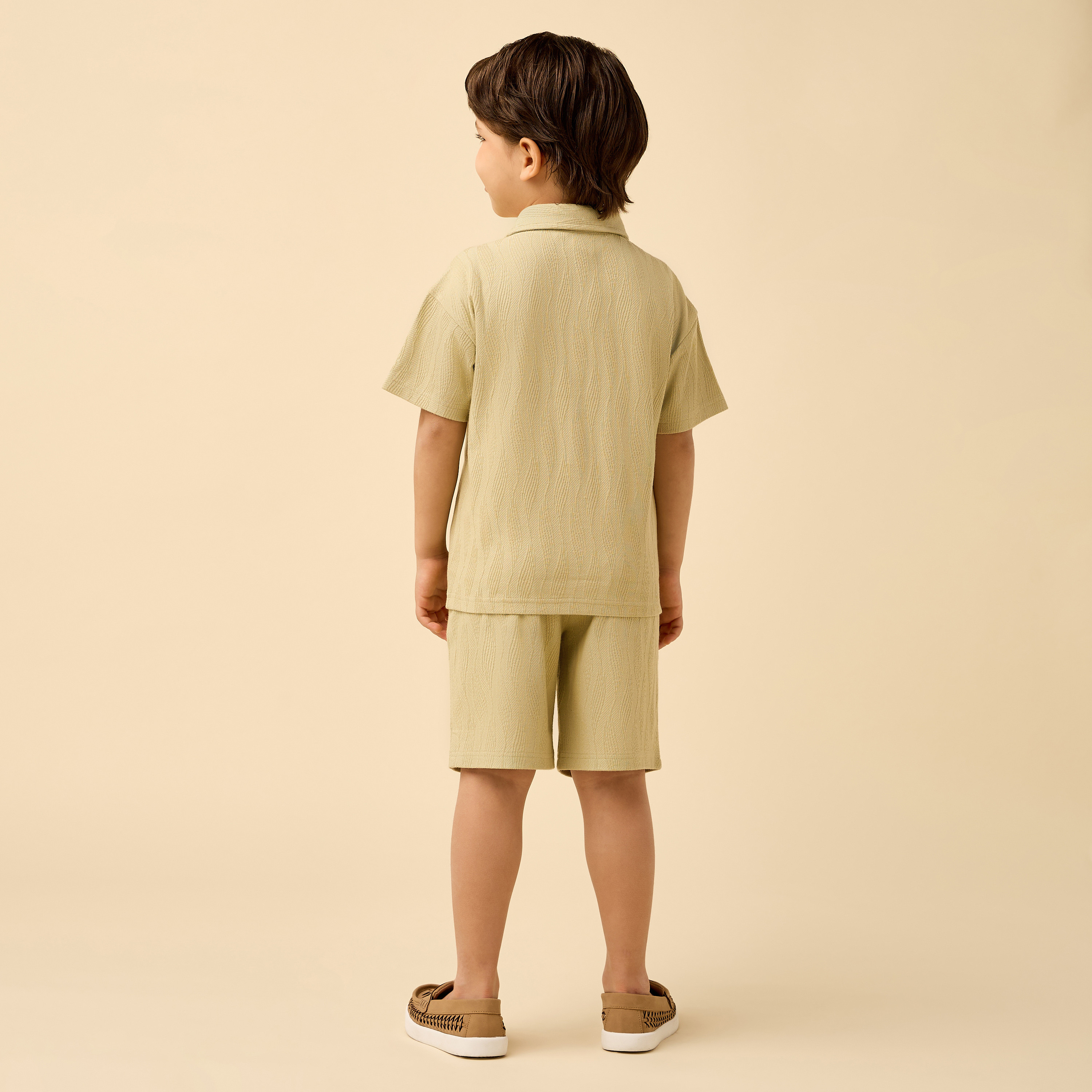طقم قميص بأكمام قصيرة بياقة وبنطلون شورت بتصميم بارز الملمس من إليجو-boys-clothing-setsandcoords-image-6