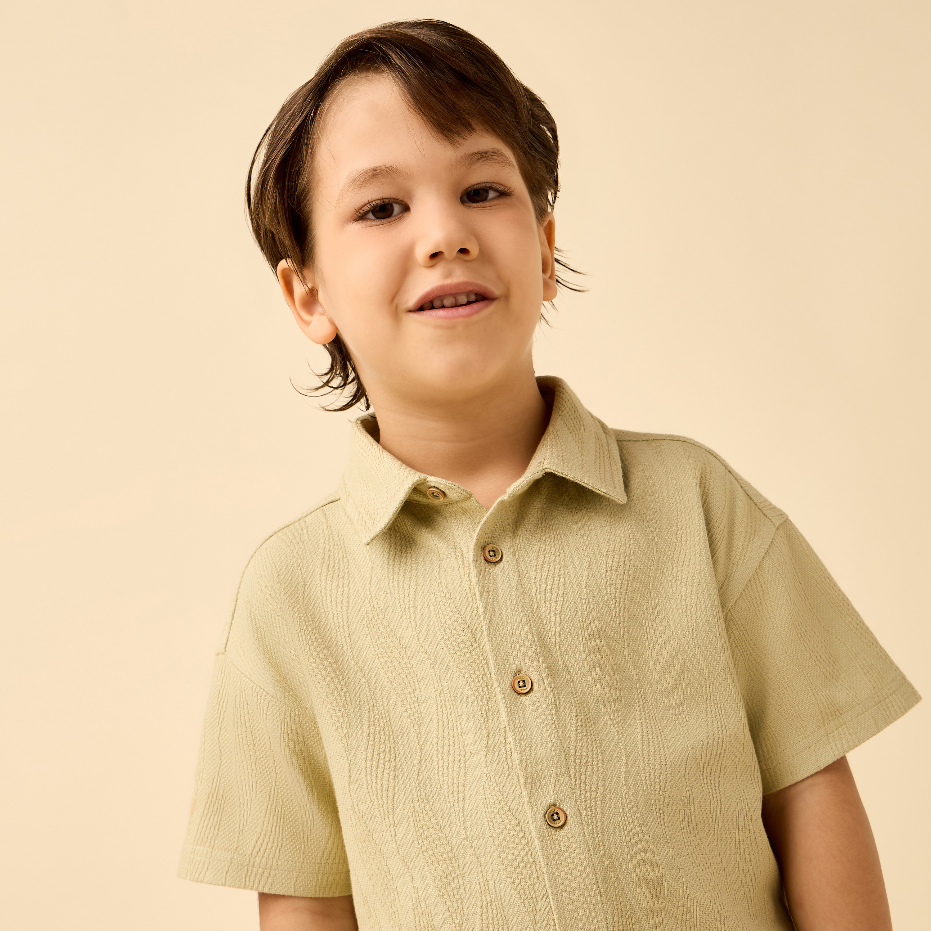 طقم قميص بأكمام قصيرة بياقة وبنطلون شورت بتصميم بارز الملمس من إليجو-boys-clothing-setsandcoords-image-7