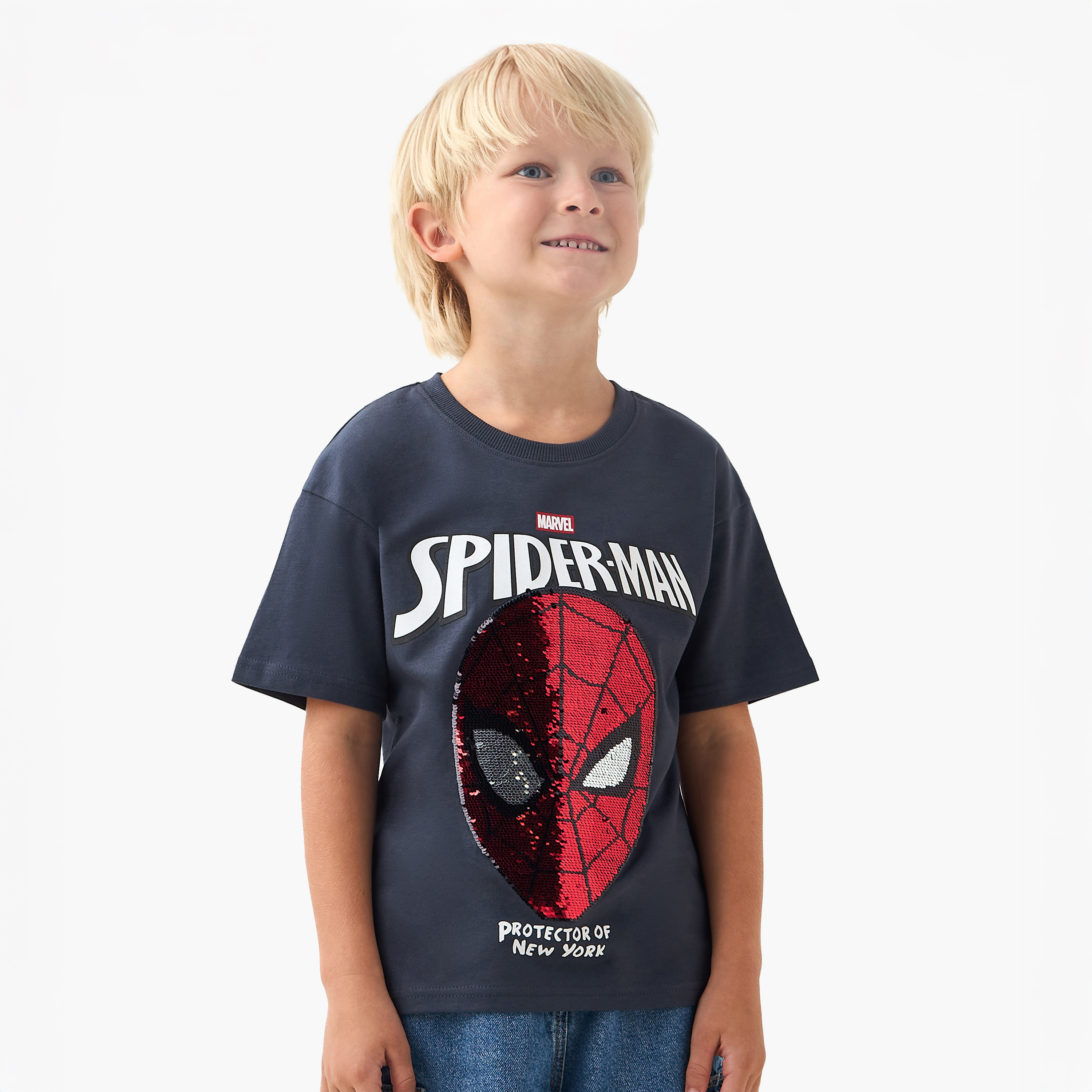 تيشيرت بياقة ضيقة وأكمام قصيرة وتزيينات سبايدر مان بالترتر-boys-clothing-tshirtsandpolos-image-5