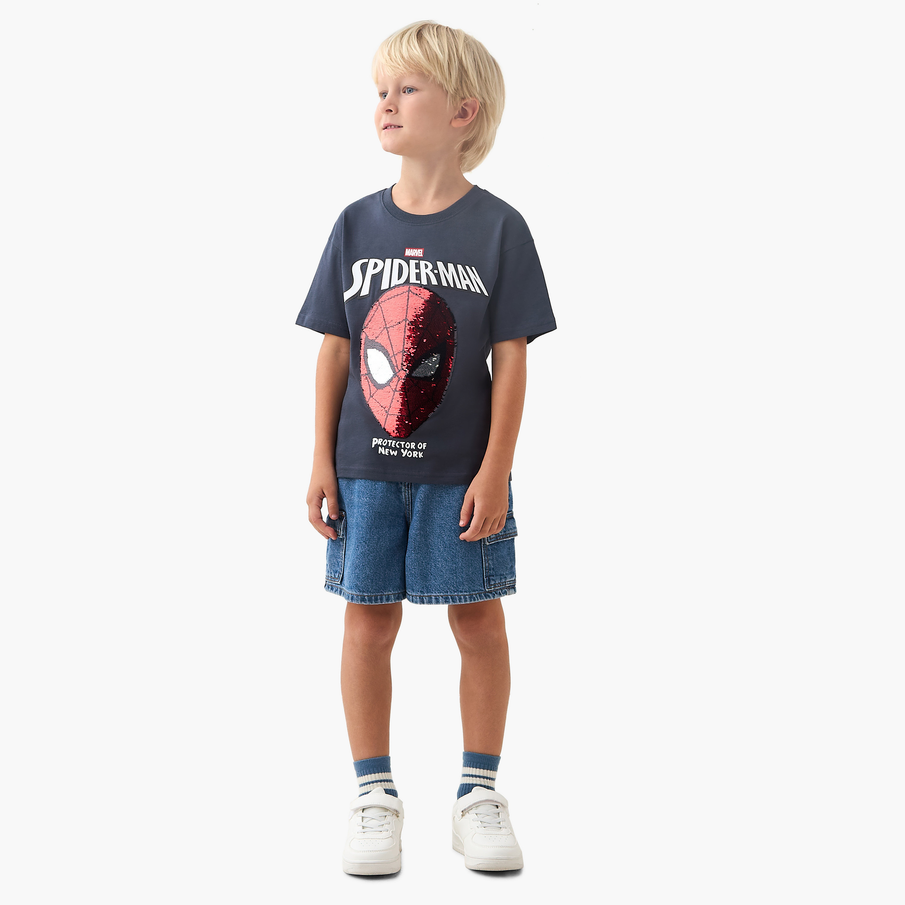 تيشيرت بياقة ضيقة وأكمام قصيرة وتزيينات سبايدر مان بالترتر-boys-clothing-tshirtsandpolos-image-4