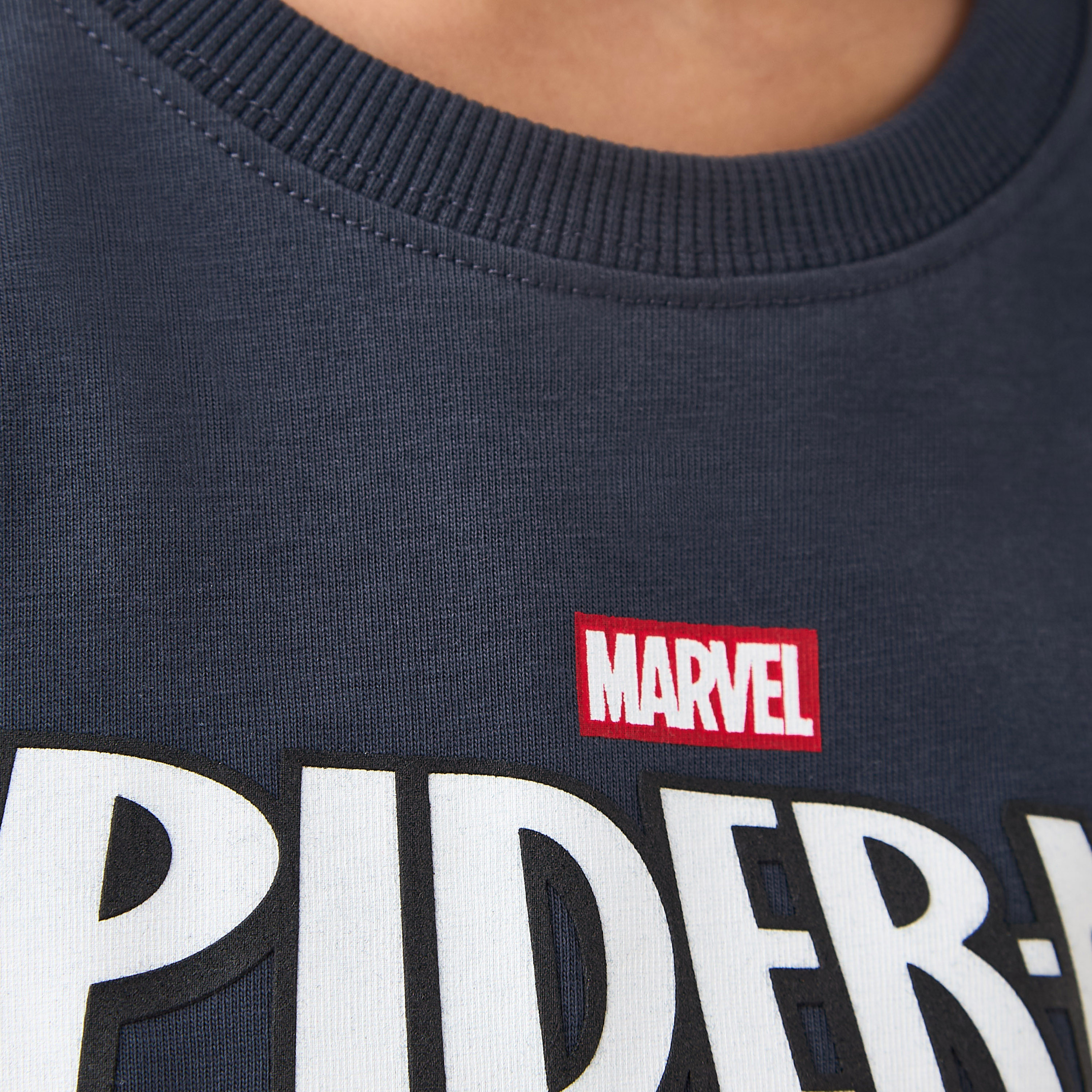 تيشيرت بياقة ضيقة وأكمام قصيرة وتزيينات سبايدر مان بالترتر-boys-clothing-tshirtsandpolos-image-1