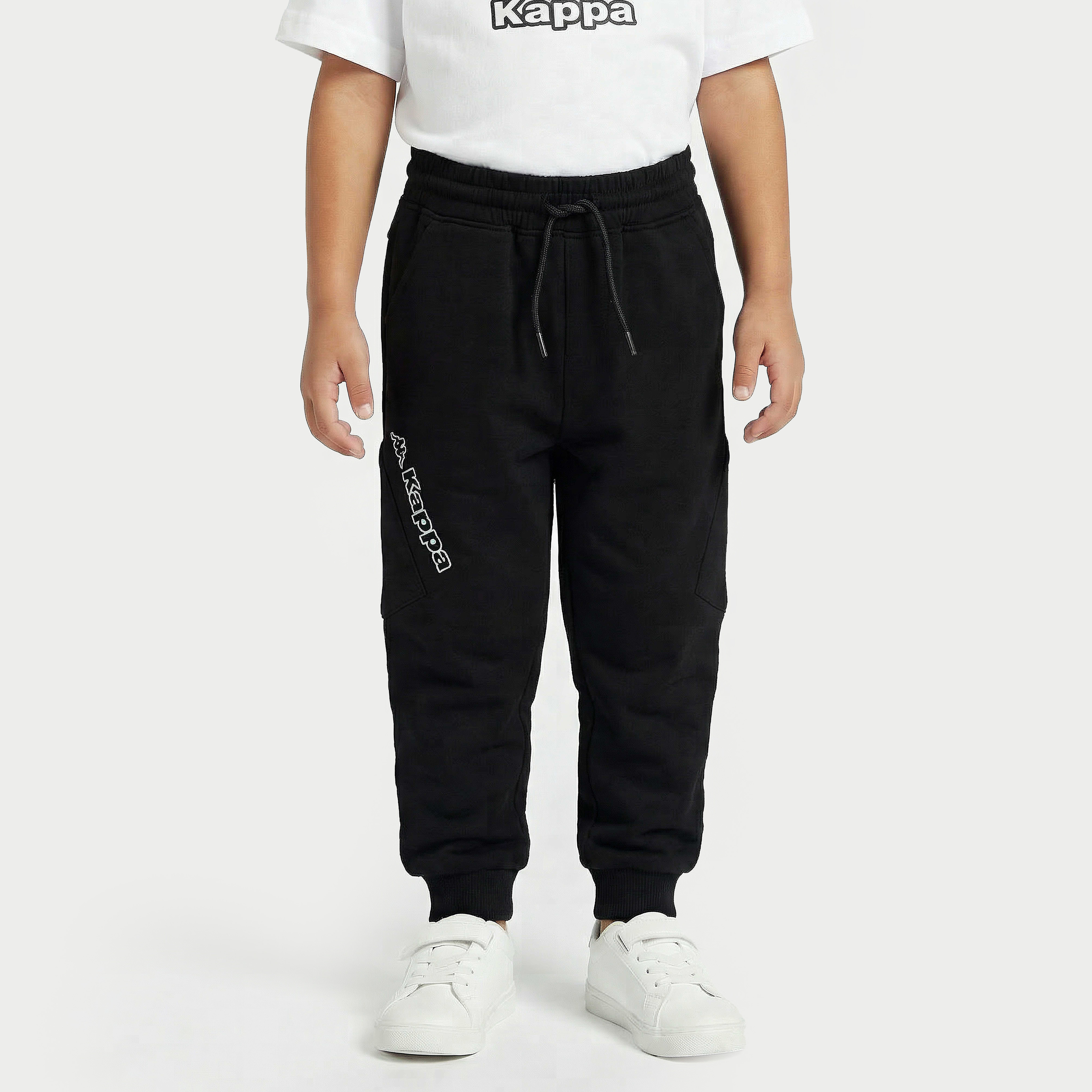 بنطلون رياضي بخصر مطاطي ورباط وطبعات شعار من كابا-boys-clothing-bottoms-joggersandtrackpants-image-1