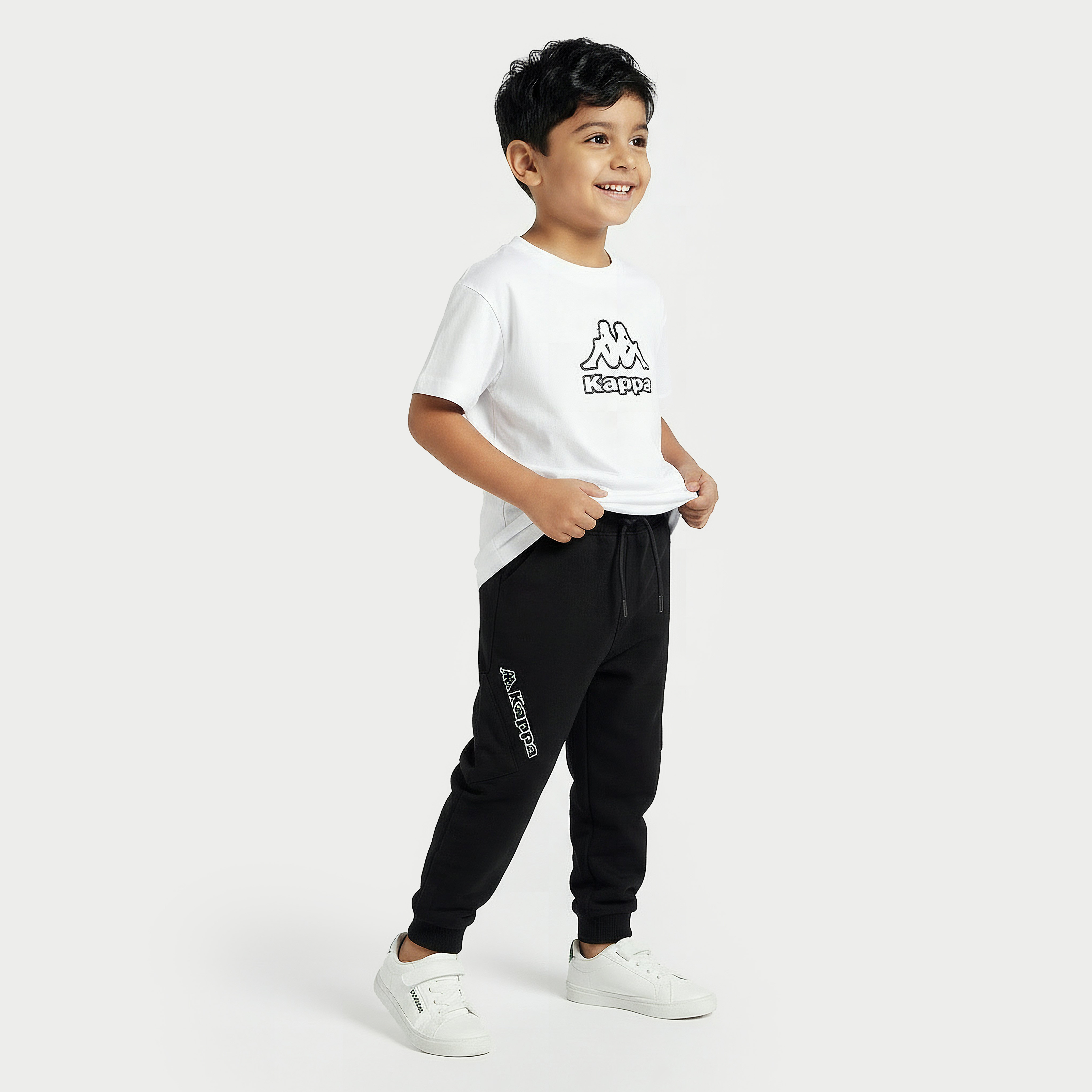 بنطلون رياضي بخصر مطاطي ورباط وطبعات شعار من كابا-boys-clothing-bottoms-joggersandtrackpants-image-2