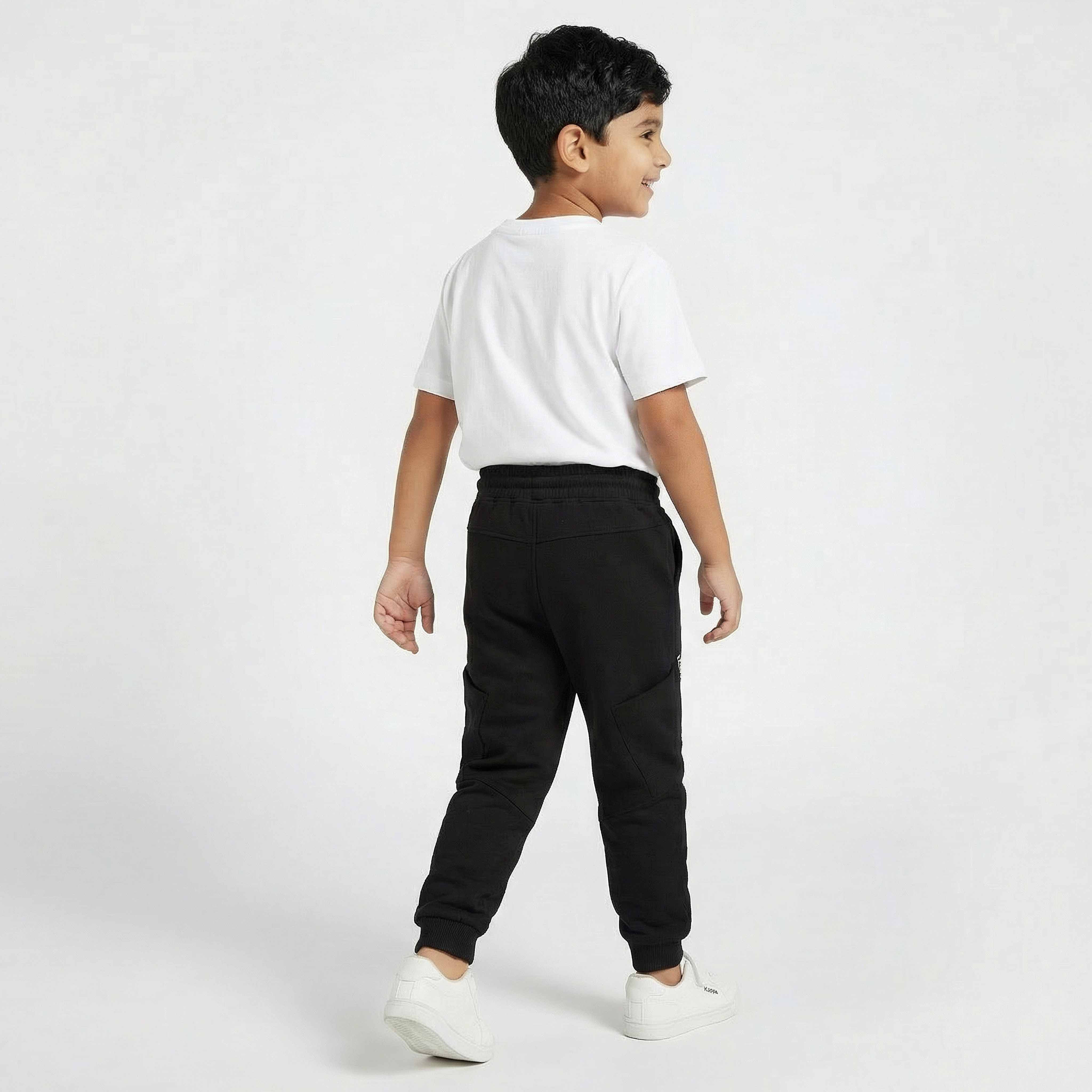 بنطلون رياضي بخصر مطاطي ورباط وطبعات شعار من كابا-boys-clothing-bottoms-joggersandtrackpants-image-3