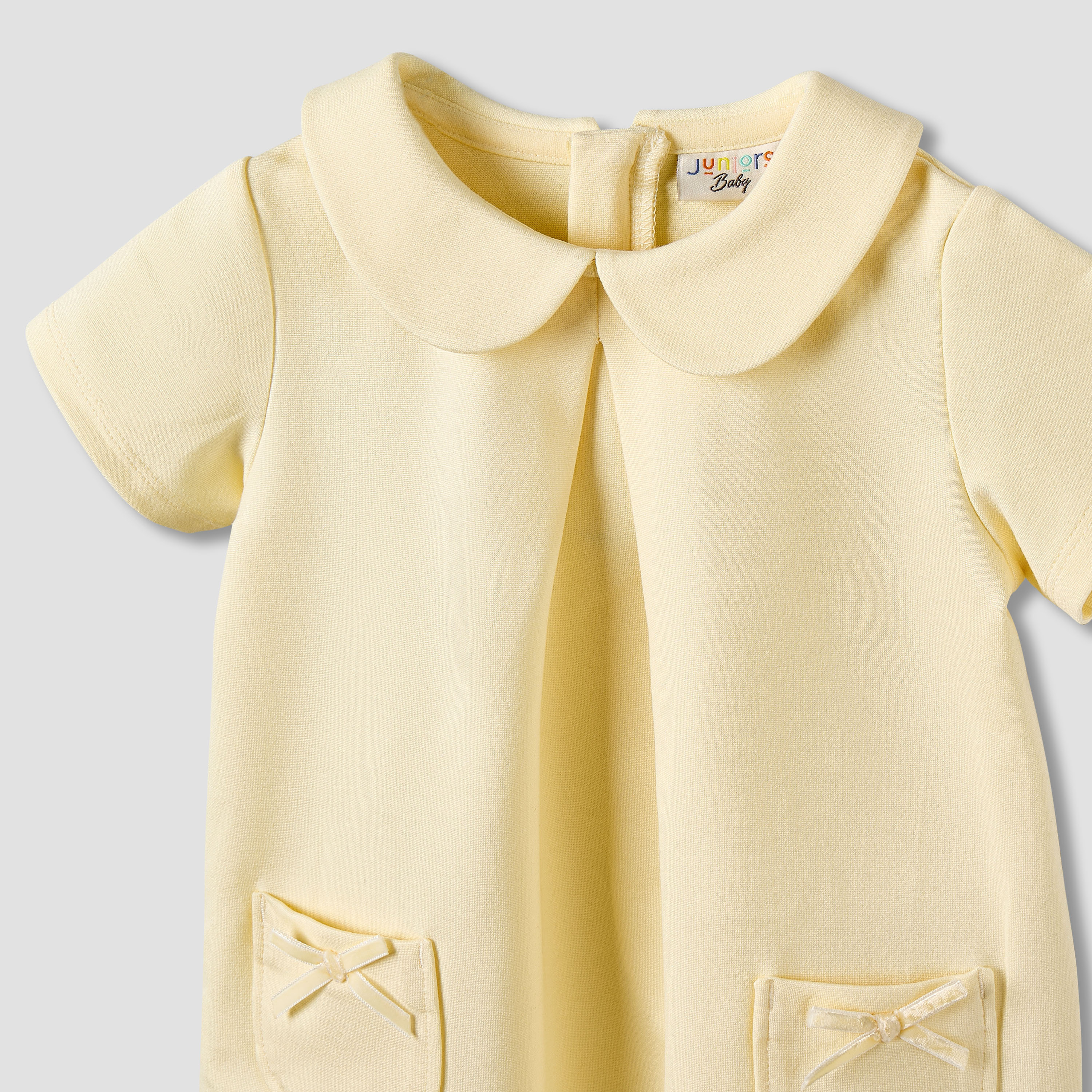 فستان بياقة بيتر بان وأكمام قصيرة وزينة فيونكة من جونيورز-baby-girls-clothing-dressesandjumpsuits-image-4