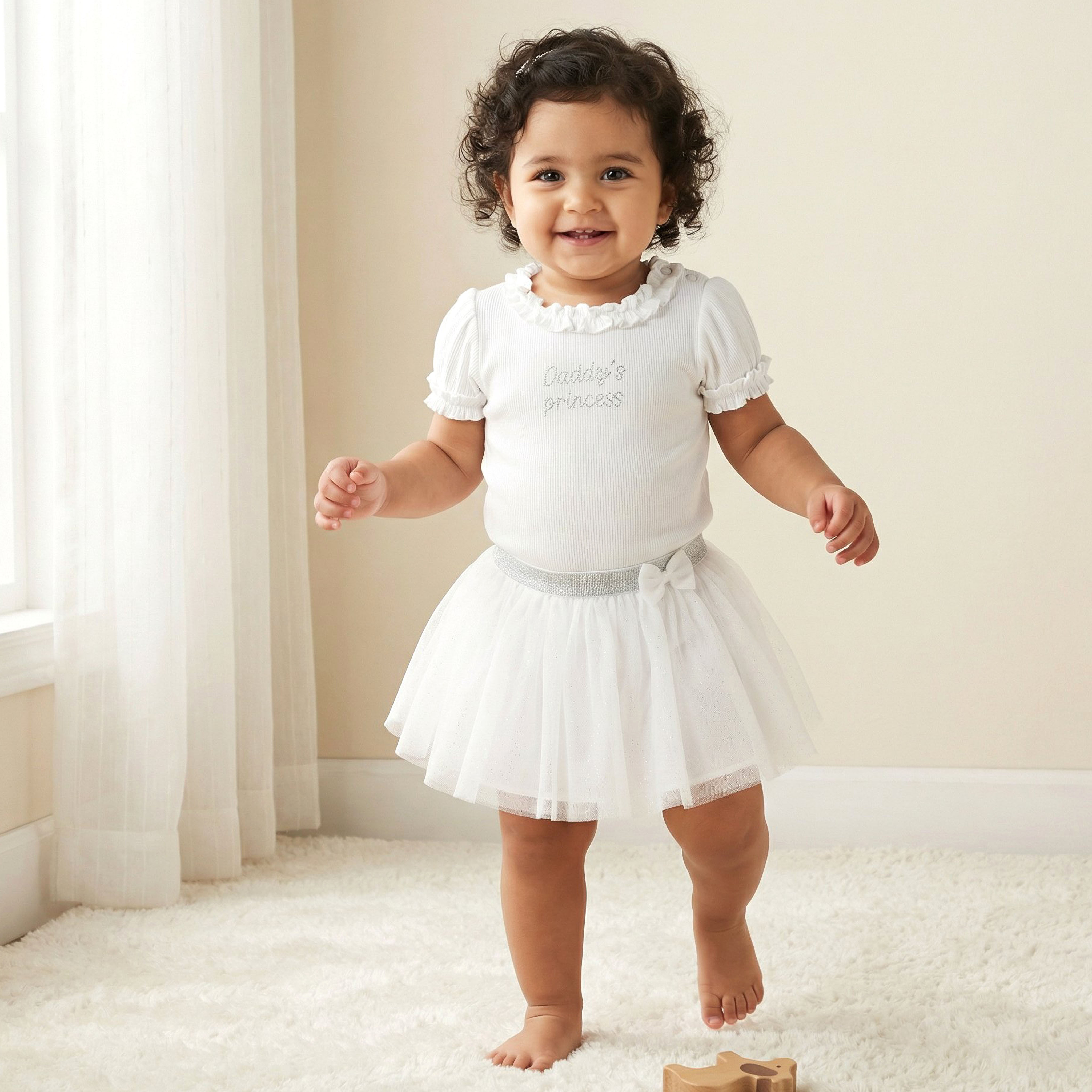طقم بلوزة بياقة كشكش وأكمام قصيرة وتنورة بتصميم مزين من جونيورز-baby-girls-clothing-setsandcoords-image-1