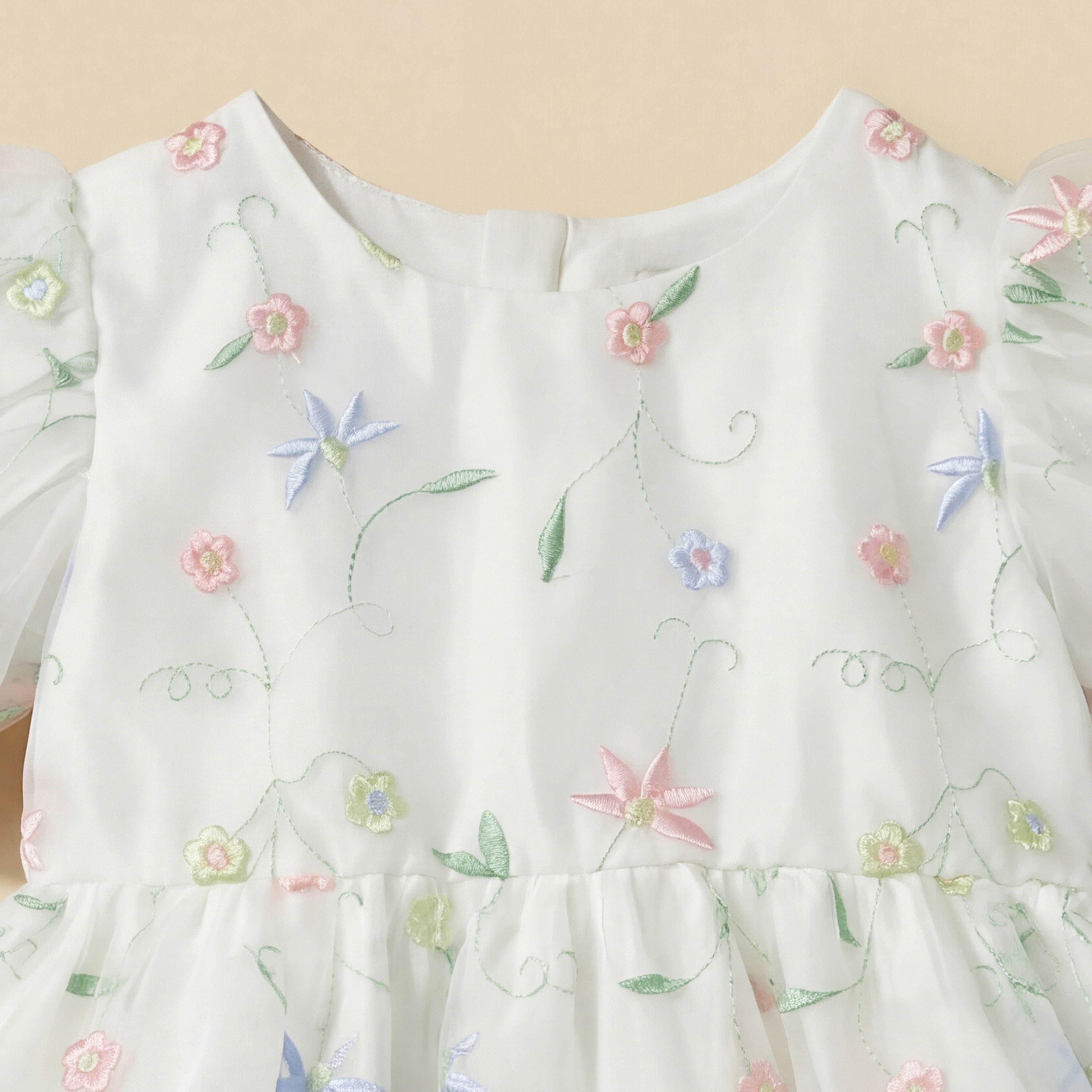 فستان بياقة مستديرة وأكمام قصيرة وتطريز زهري من جونيورز-baby-girls-clothing-dressesandjumpsuits-image-4