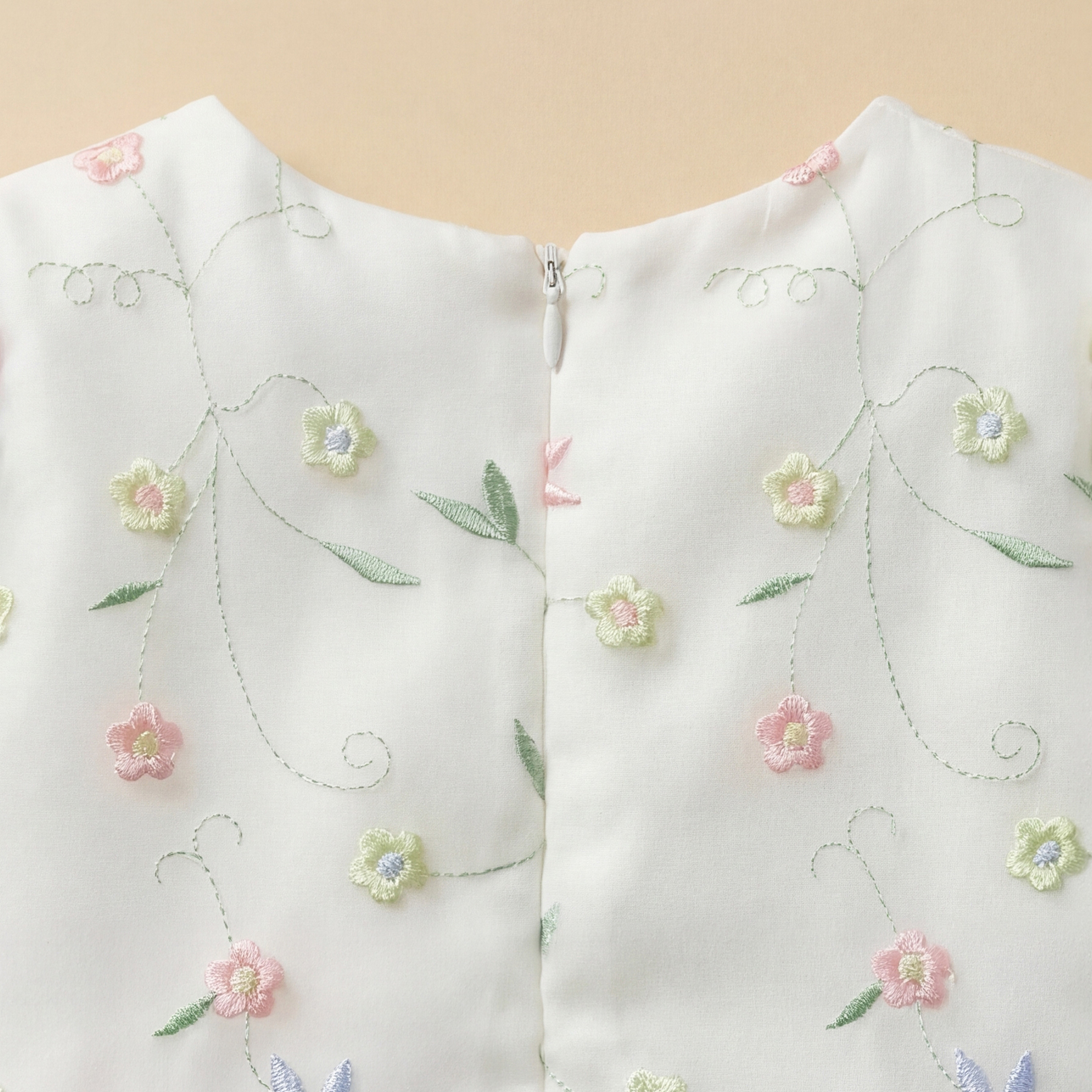 فستان بياقة مستديرة وأكمام قصيرة وتطريز زهري من جونيورز-baby-girls-clothing-dressesandjumpsuits-image-5