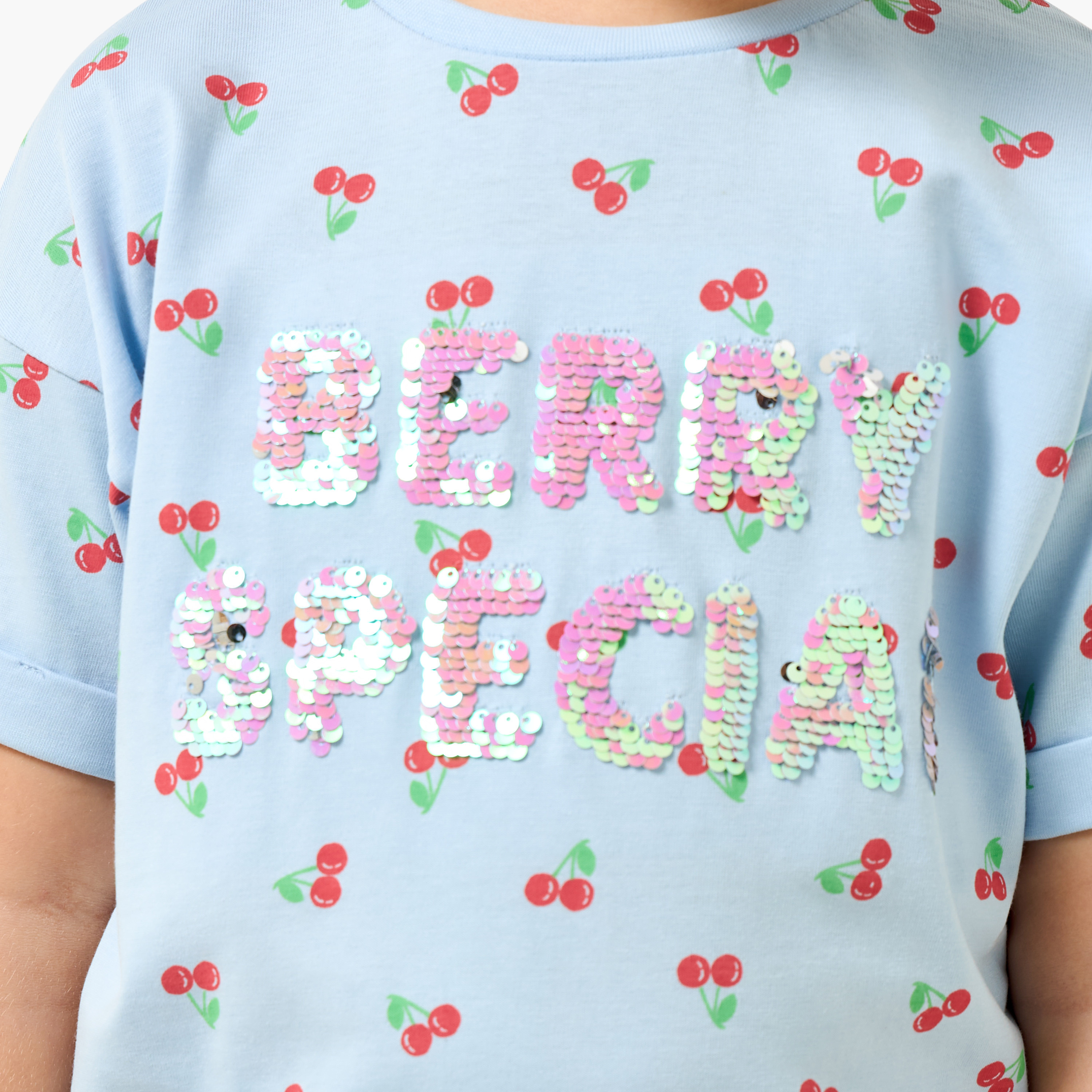 تيشيرت بياقة ضيقة وأكمام قصيرة وطبعات كرز من جونيورز-girls-clothing-tshirts-image-1