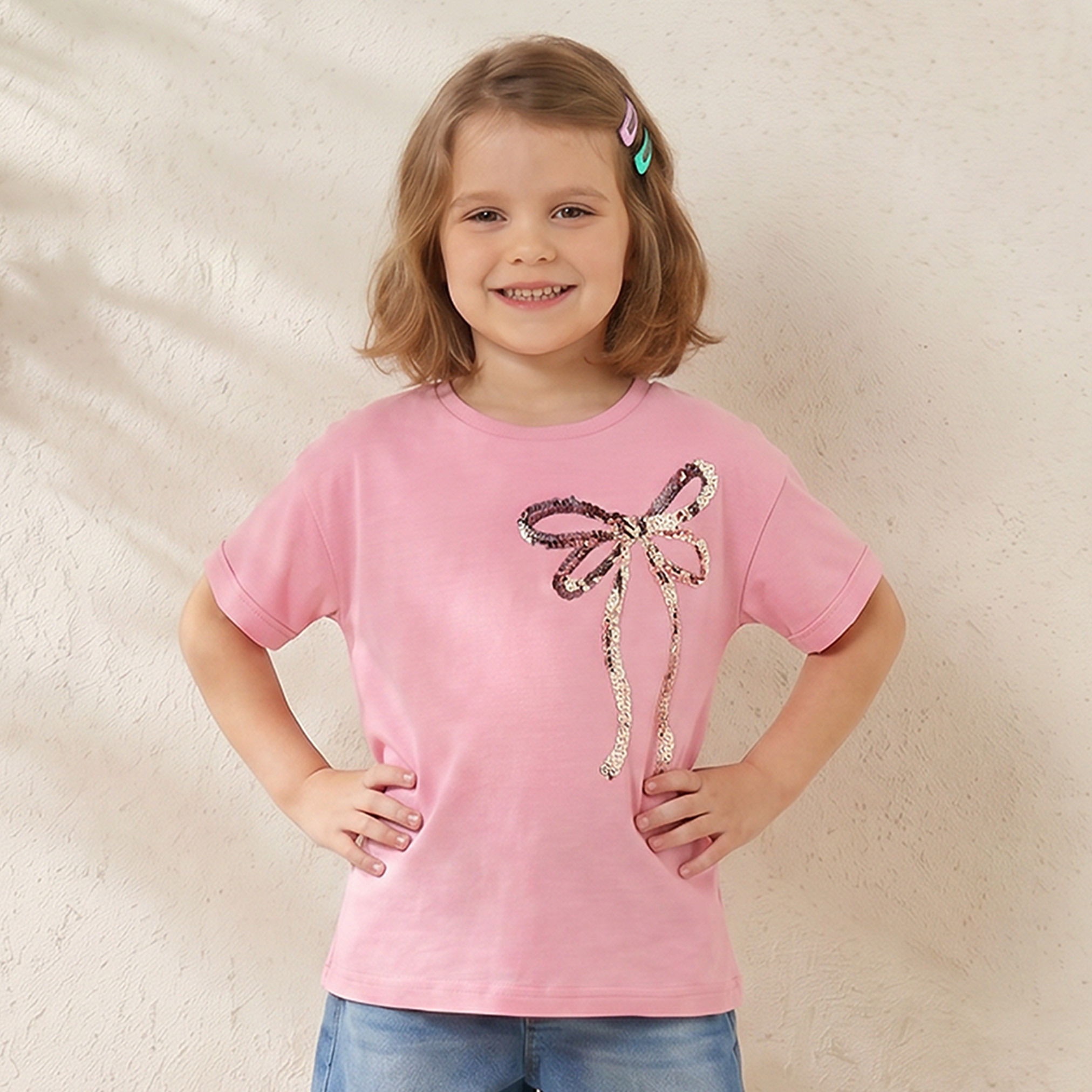 تيشيرت برقبة ضيقة وأكمام قصيرة وزينة فيونكة من جونيورز-girls-clothing-tshirts-image-1
