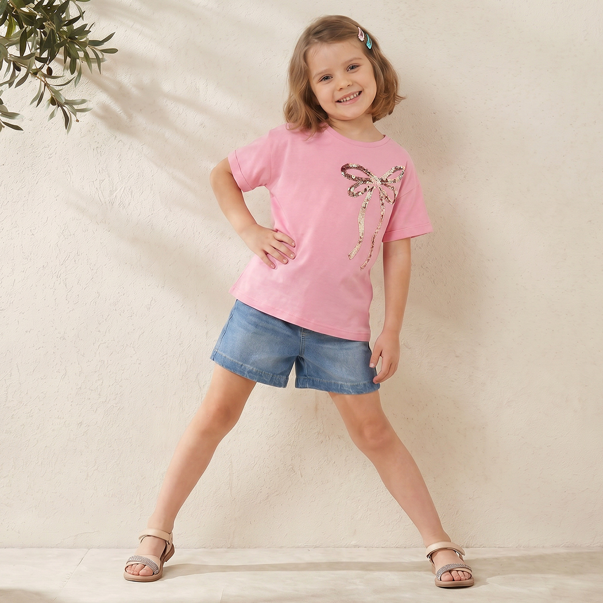 تيشيرت برقبة ضيقة وأكمام قصيرة وزينة فيونكة من جونيورز-girls-clothing-tshirts-image-3