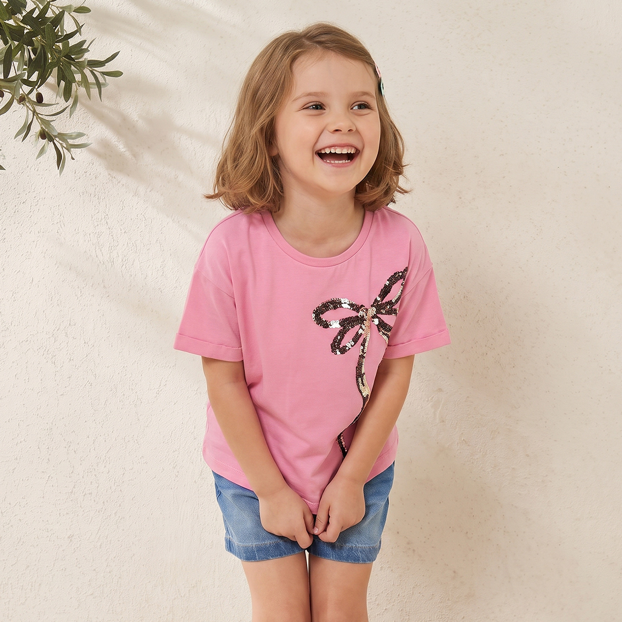 تيشيرت برقبة ضيقة وأكمام قصيرة وزينة فيونكة من جونيورز-girls-clothing-tshirts-image-5