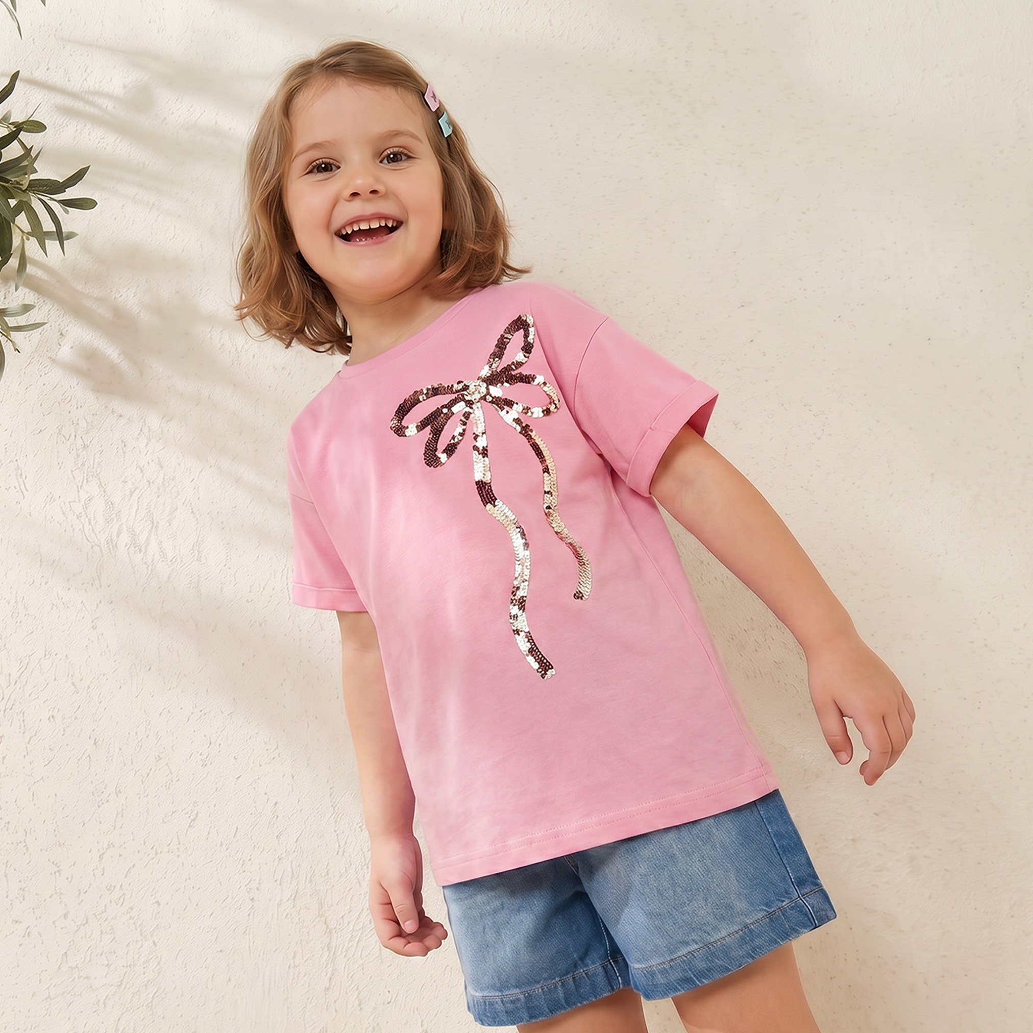 تيشيرت برقبة ضيقة وأكمام قصيرة وزينة فيونكة من جونيورز-girls-clothing-tshirts-image-6