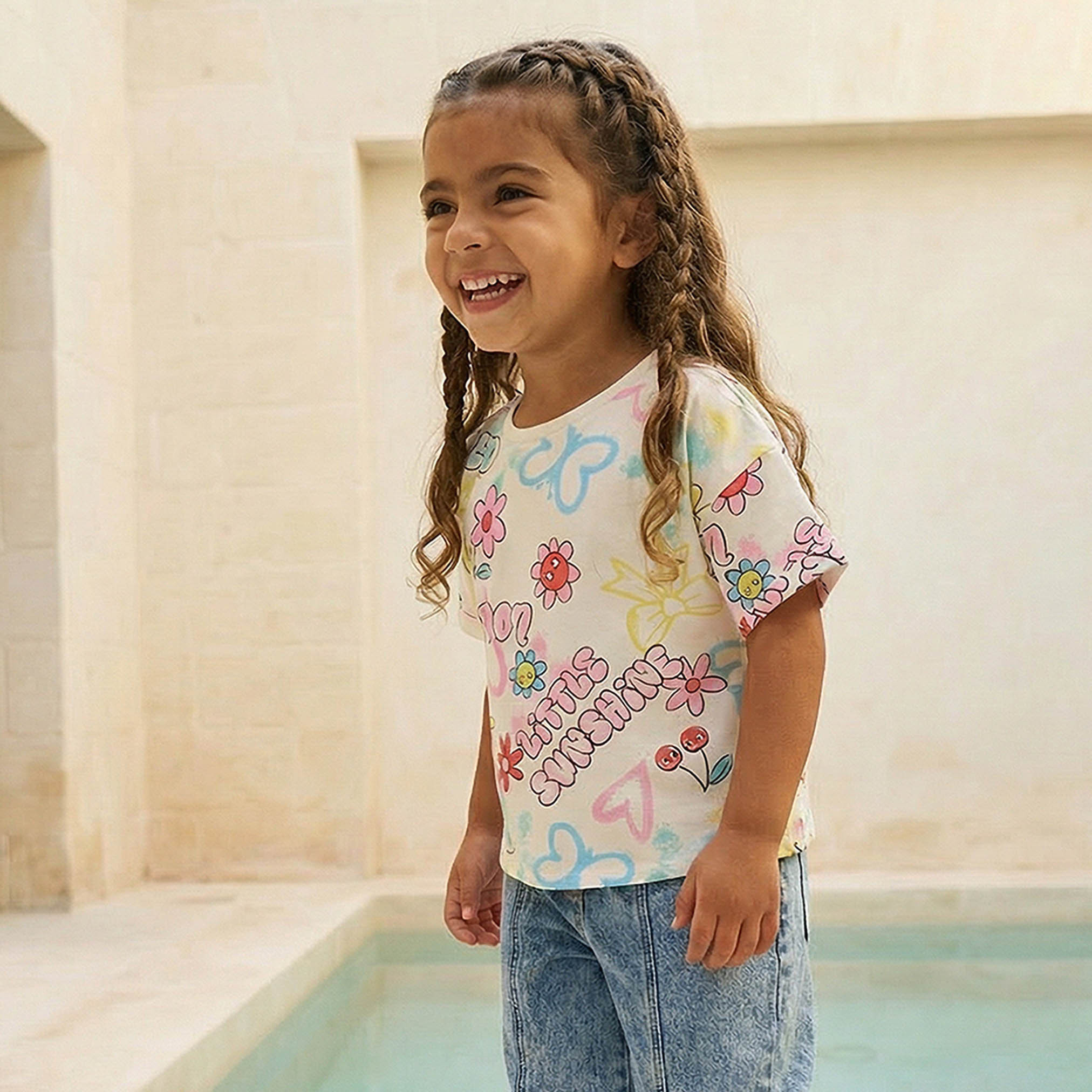 تيشيرت برقبة مستديرة وأكمام قصيرة وطبعات جرافيتي من جونيورز-girls-clothing-tshirts-image-1