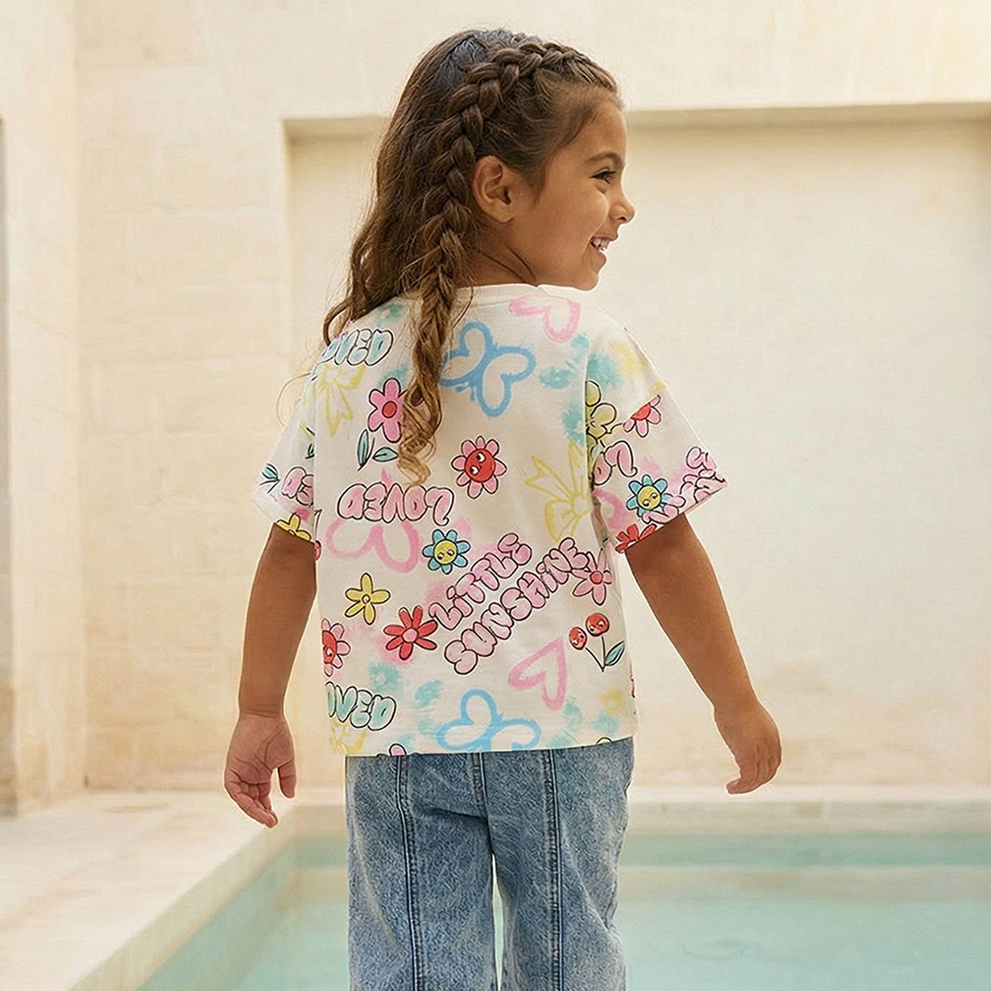 تيشيرت برقبة مستديرة وأكمام قصيرة وطبعات جرافيتي من جونيورز-girls-clothing-tshirts-image-3