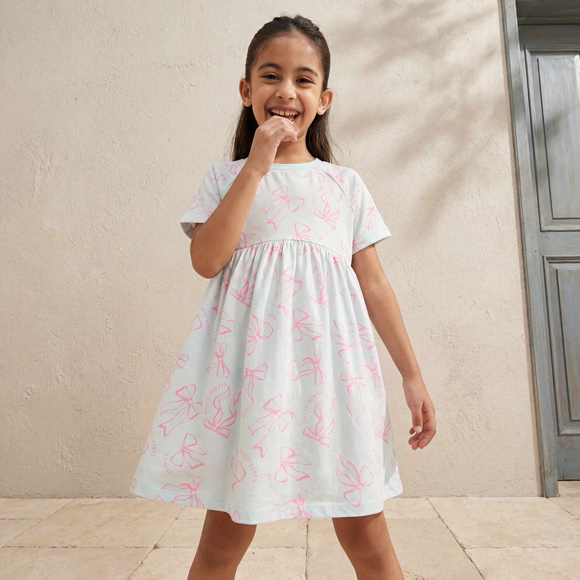 فستان بطبعات فيونكة وياقة مستديرة وأكمام قصيرة من جونيورز-girls-clothing-dressesandjumpsuits-image-1