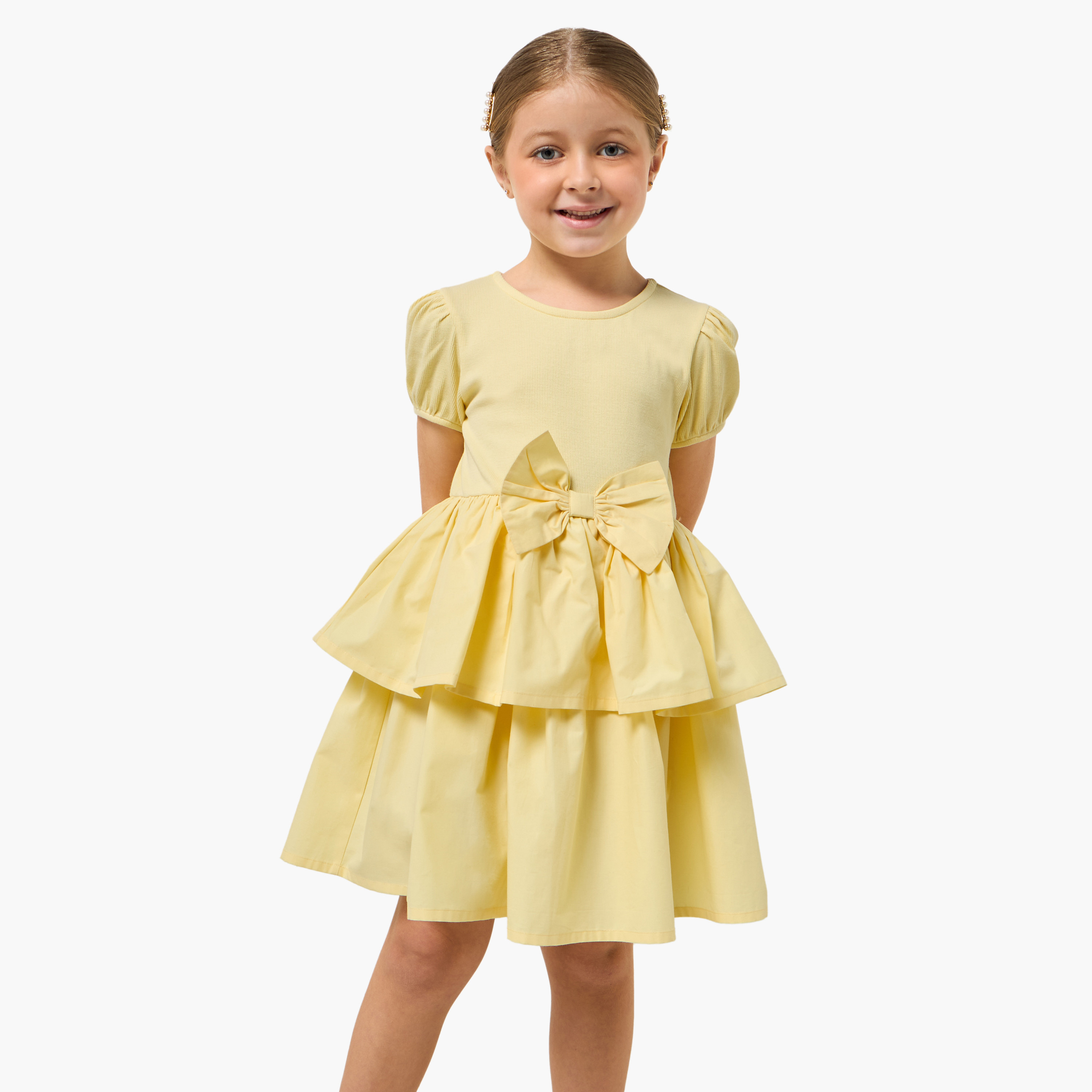 فستان متعدد الطبقات بطول الركبة وأكمام قصيرة وياقة مستديرة وفيونكة من جونيورز-girls-clothing-dressesandjumpsuits-image-1