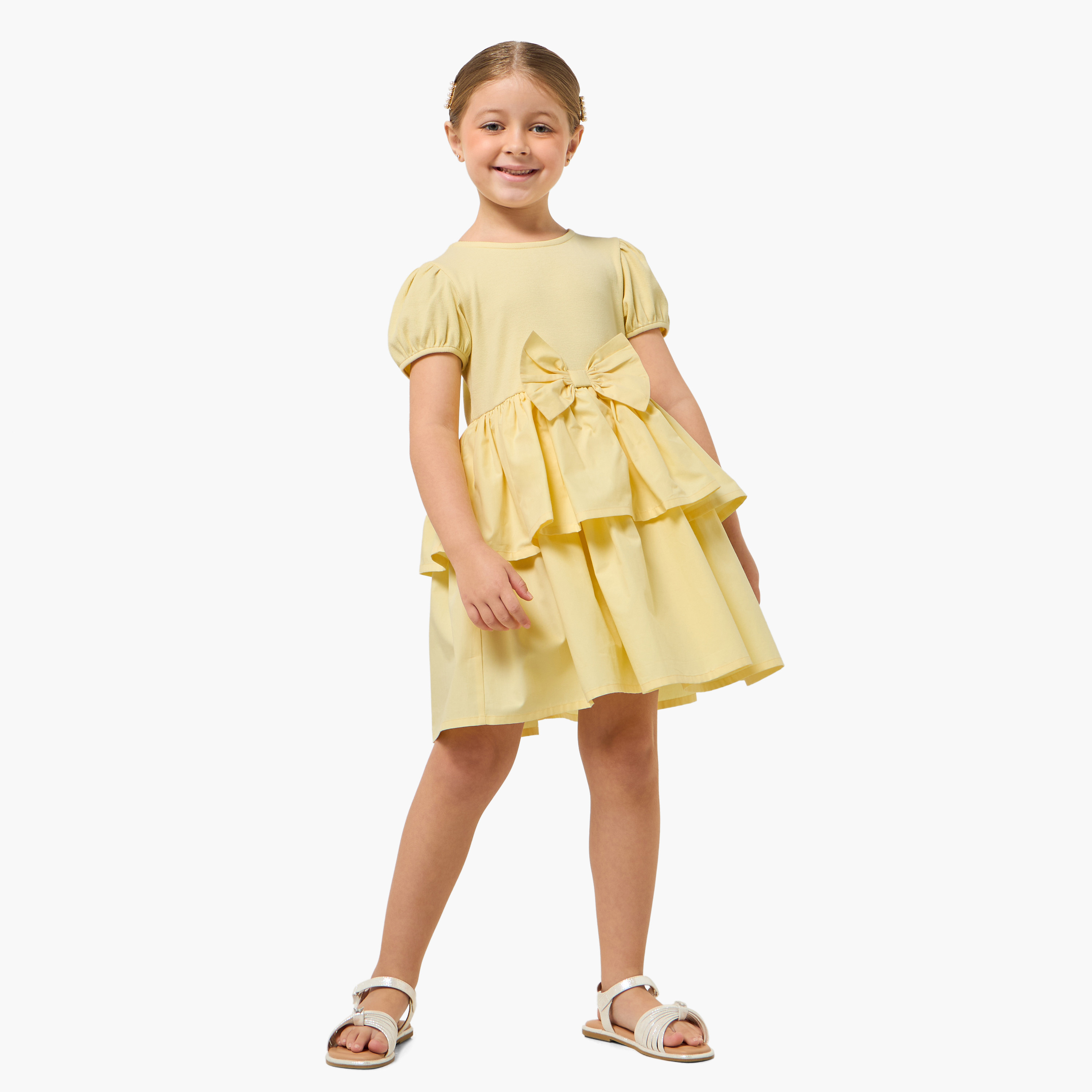 فستان متعدد الطبقات بطول الركبة وأكمام قصيرة وياقة مستديرة وفيونكة من جونيورز-girls-clothing-dressesandjumpsuits-image-2