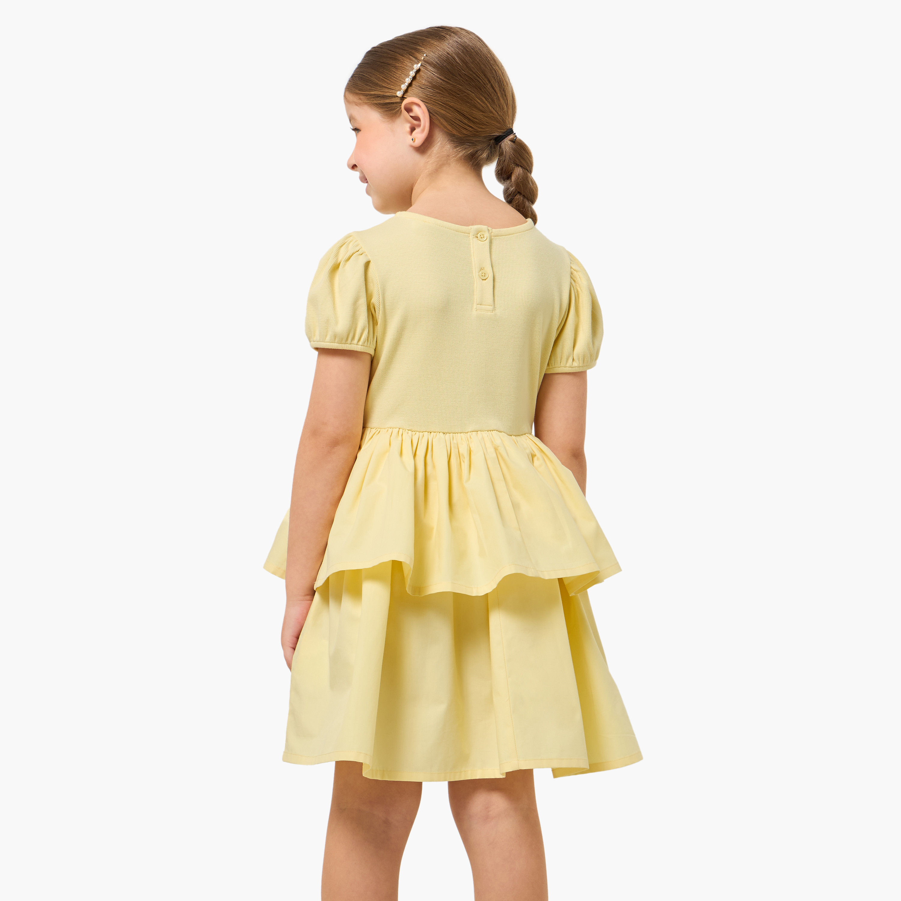 فستان متعدد الطبقات بطول الركبة وأكمام قصيرة وياقة مستديرة وفيونكة من جونيورز-girls-clothing-dressesandjumpsuits-image-3
