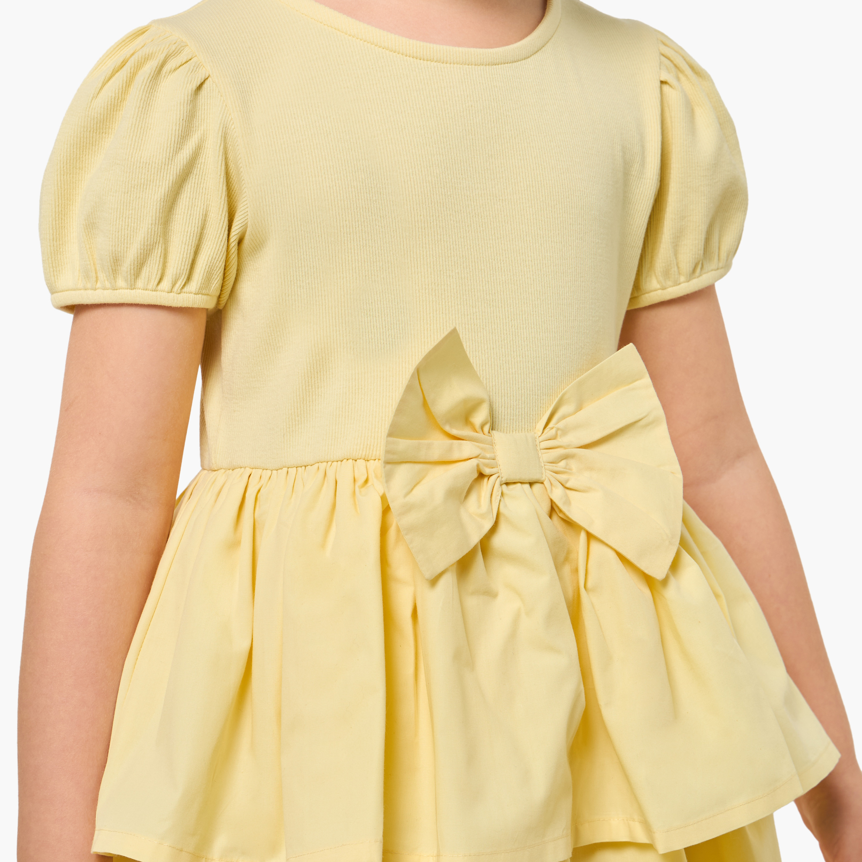 فستان متعدد الطبقات بطول الركبة وأكمام قصيرة وياقة مستديرة وفيونكة من جونيورز-girls-clothing-dressesandjumpsuits-image-5