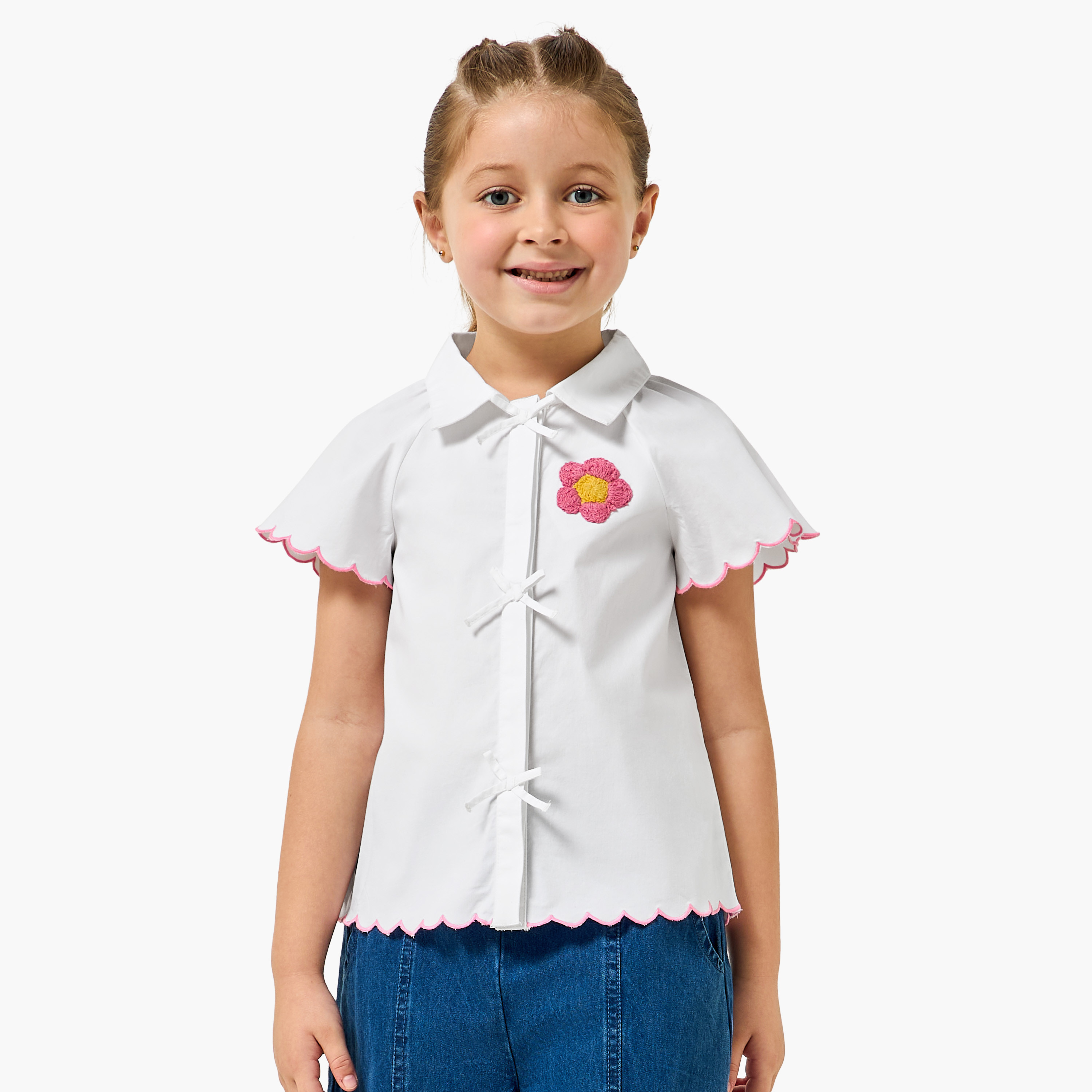 قميص مطرز بأكمام قصيرة وياقة عادية وزينة فيونكة من جونيورز-baby-girls-clothing-blousesandshirts-image-5