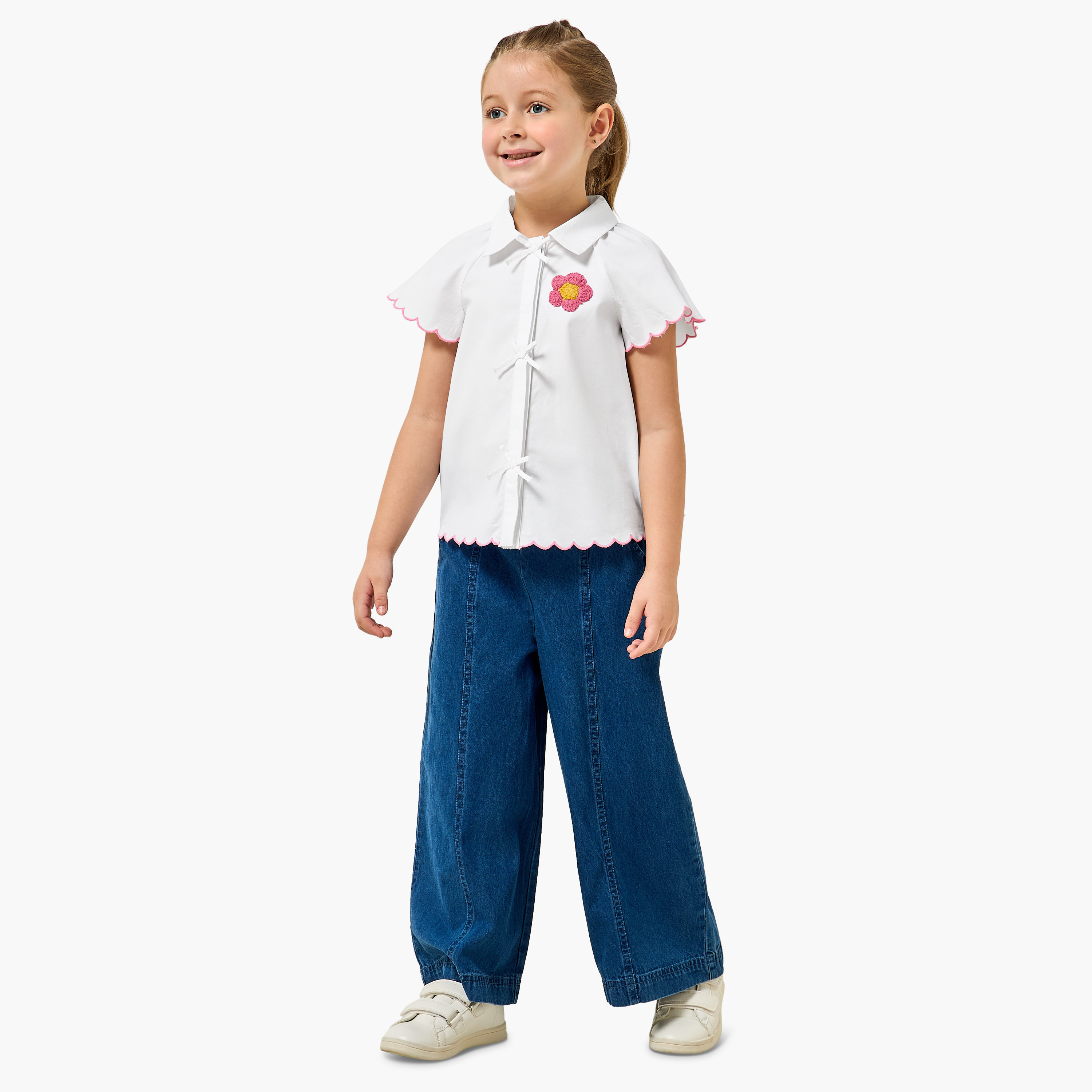 قميص مطرز بأكمام قصيرة وياقة عادية وزينة فيونكة من جونيورز-baby-girls-clothing-blousesandshirts-image-4