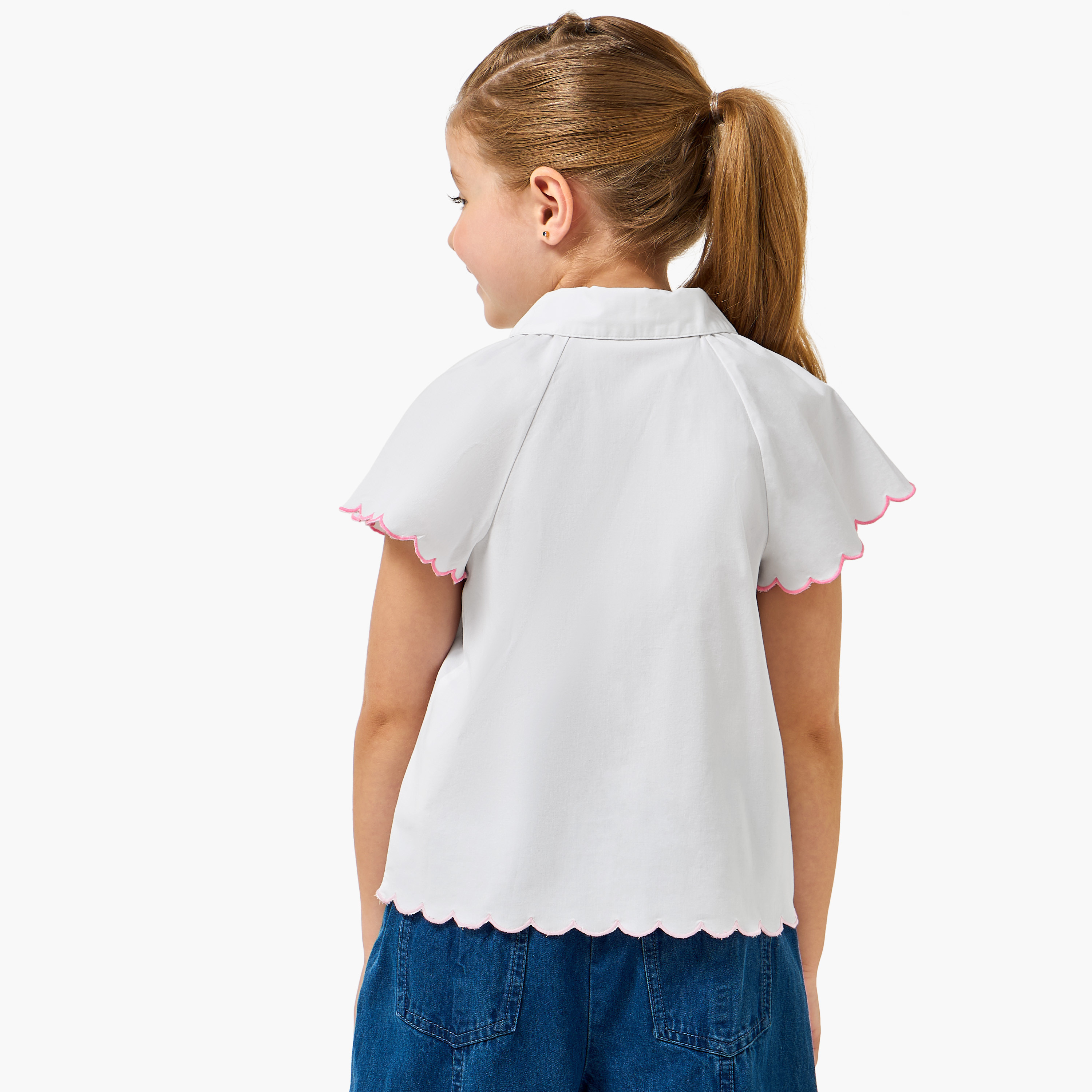 قميص مطرز بأكمام قصيرة وياقة عادية وزينة فيونكة من جونيورز-baby-girls-clothing-blousesandshirts-image-3
