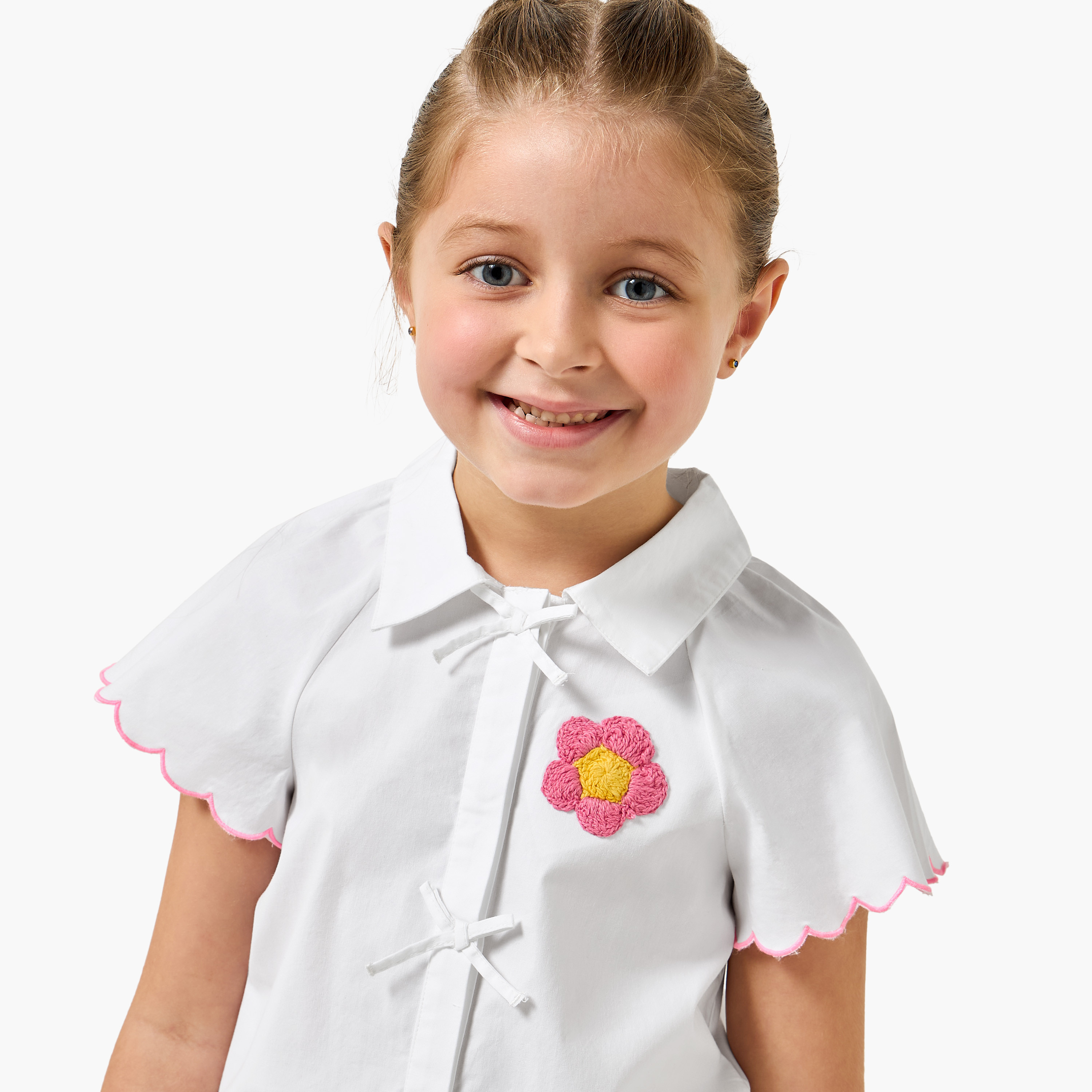 قميص مطرز بأكمام قصيرة وياقة عادية وزينة فيونكة من جونيورز-baby-girls-clothing-blousesandshirts-image-2