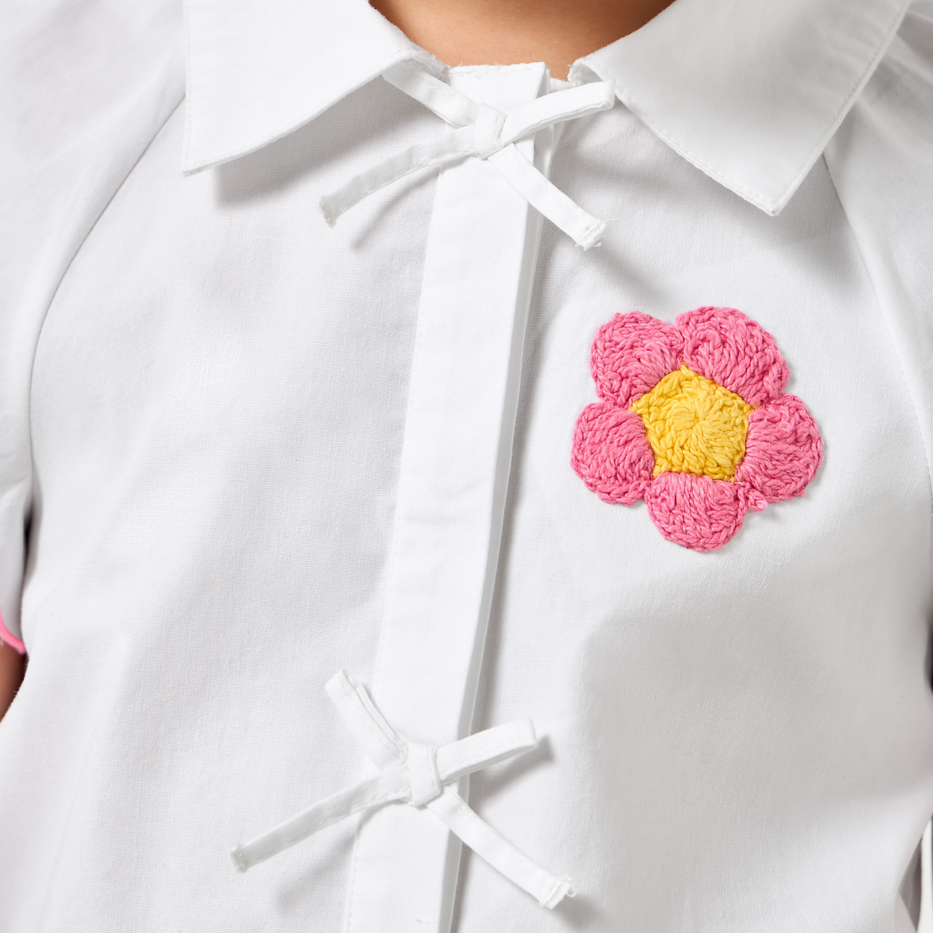 قميص مطرز بأكمام قصيرة وياقة عادية وزينة فيونكة من جونيورز-baby-girls-clothing-blousesandshirts-image-1