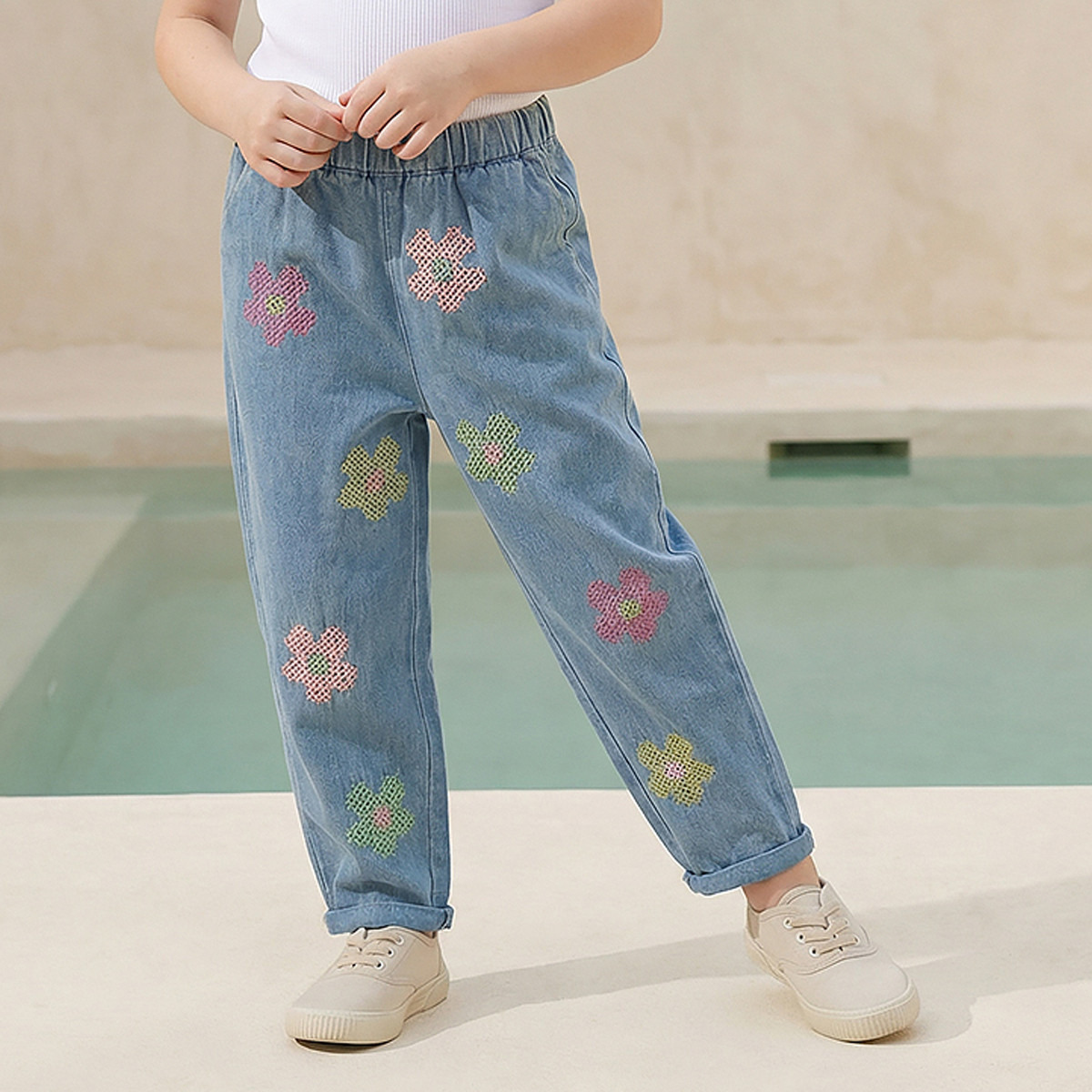 بنطلون جينز مطرز بخصر متوسط الارتفاع من جونيورز-baby-girls-clothing-bottoms-trousers-image-1