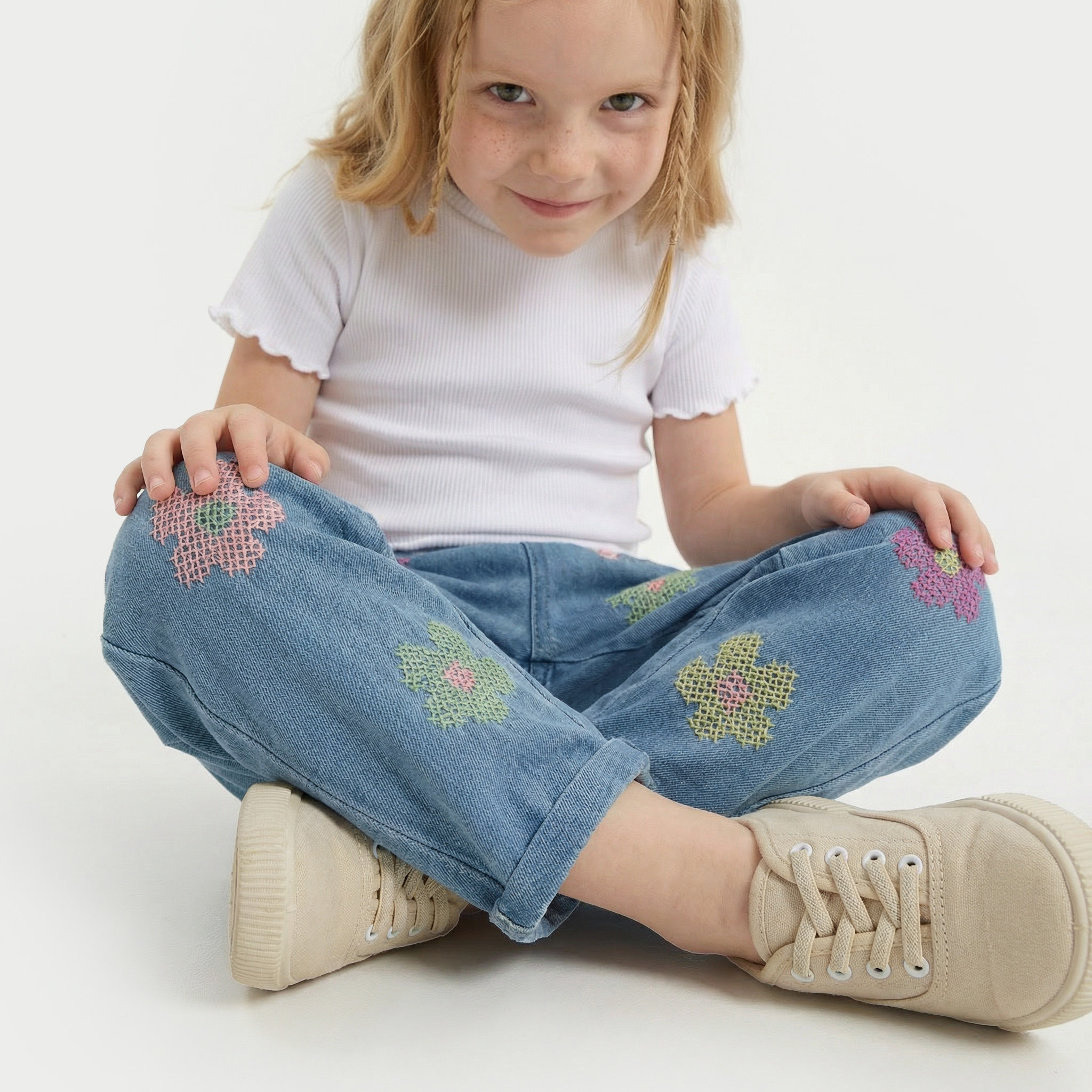 بنطلون جينز مطرز بخصر متوسط الارتفاع من جونيورز-baby-girls-clothing-bottoms-trousers-image-6