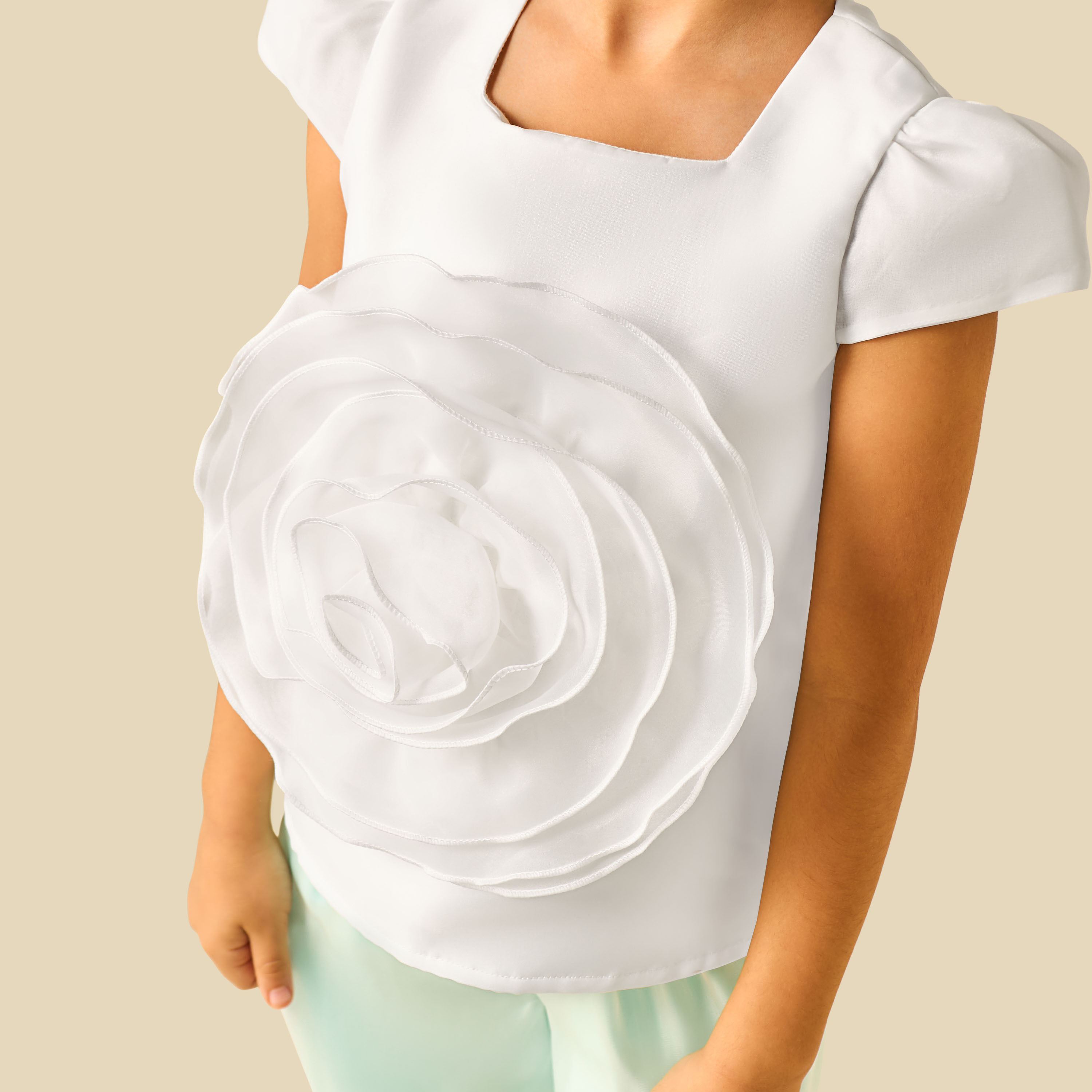بلوزة بياقة مربعة وأكمام كاب وزخارف زهرية من جونيورز-baby-girls-clothing-blousesandshirts-image-1