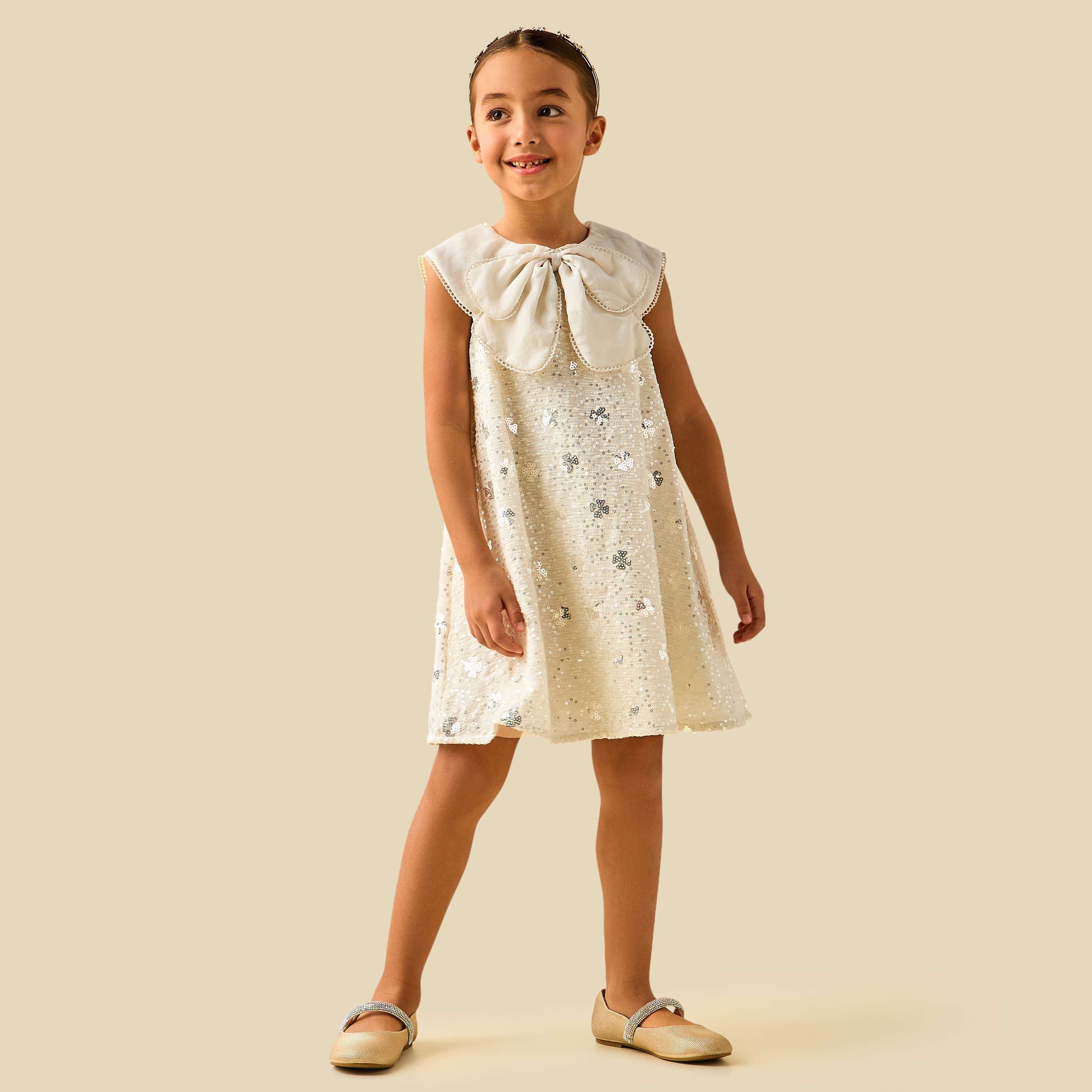 فستان إيه لاين دون أكمام برقبة مستديرة وفيونكة مزينة بالترتر من جونيورز-girls-clothing-dressesandjumpsuits-image-3