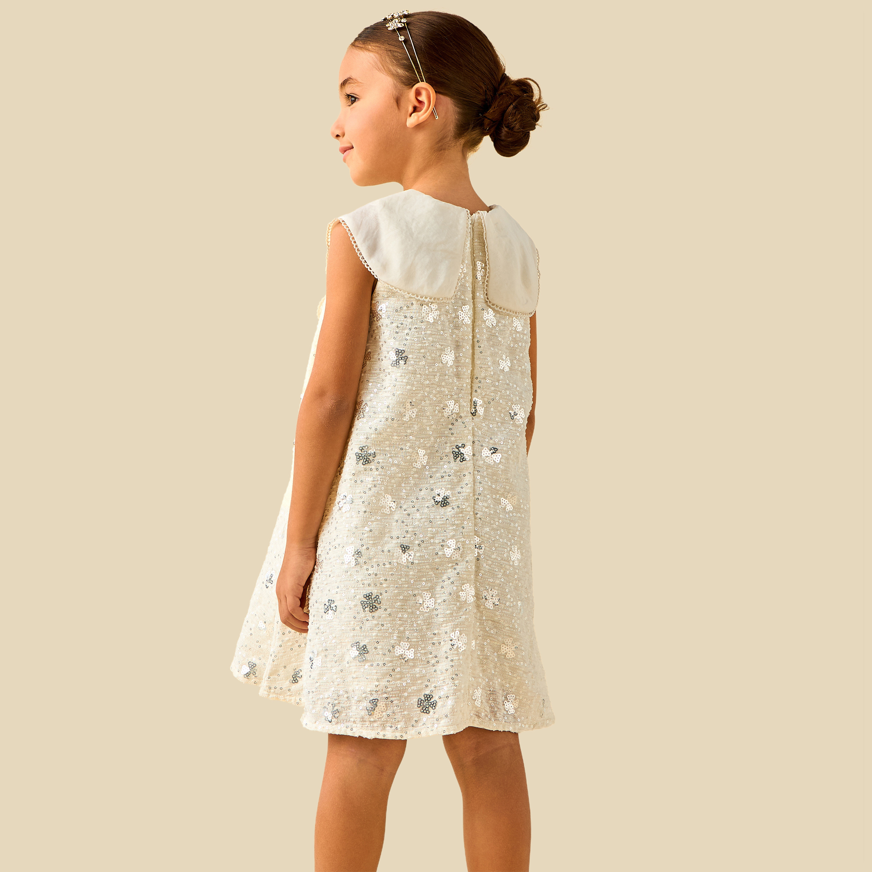 فستان إيه لاين دون أكمام برقبة مستديرة وفيونكة مزينة بالترتر من جونيورز-girls-clothing-dressesandjumpsuits-image-5