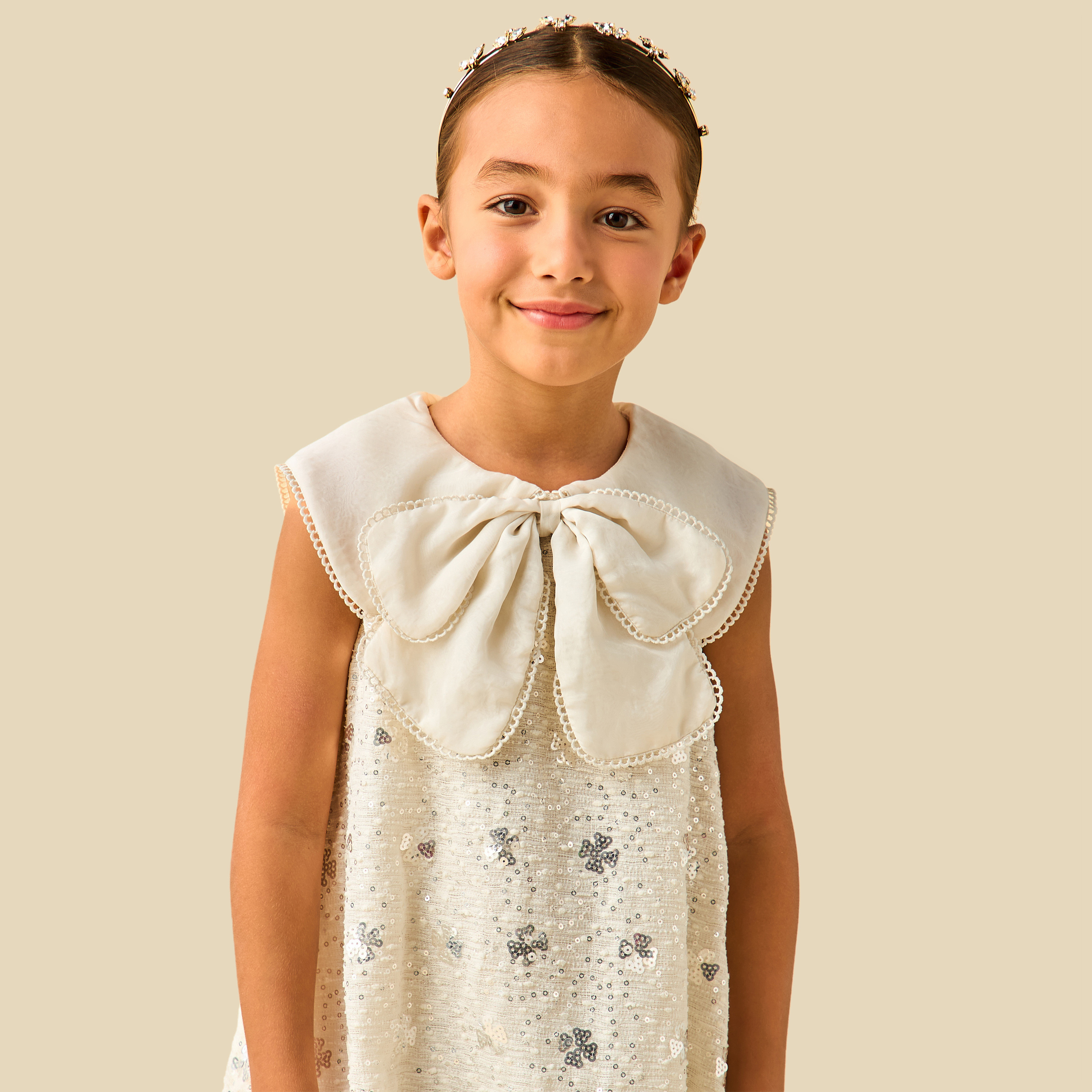 فستان إيه لاين دون أكمام برقبة مستديرة وفيونكة مزينة بالترتر من جونيورز-girls-clothing-dressesandjumpsuits-image-6