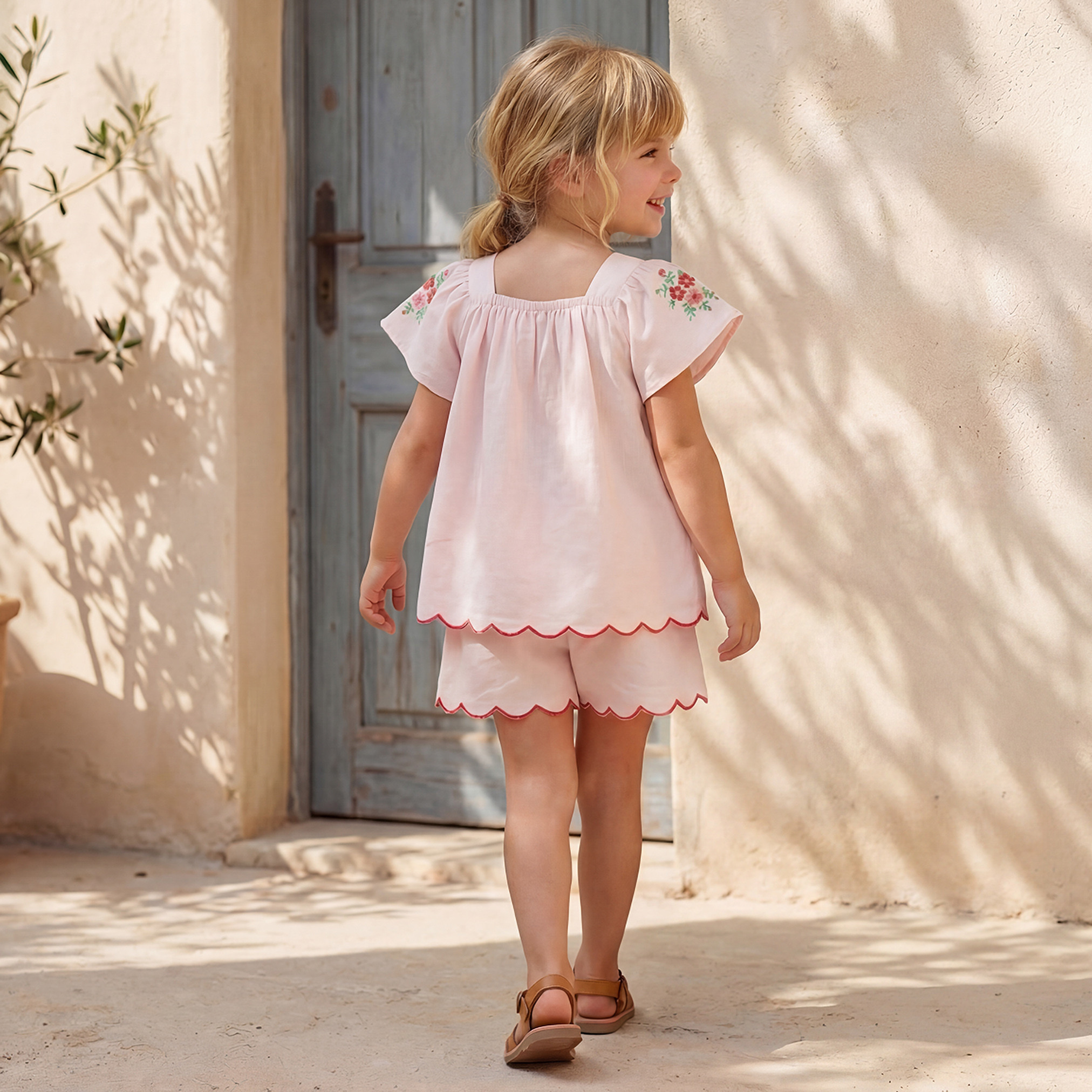 طقم شورت وبلوزة بياقة مربعة وأكمام قصيرة وتطريز زهري-girls-clothing-setsandcoords-image-4