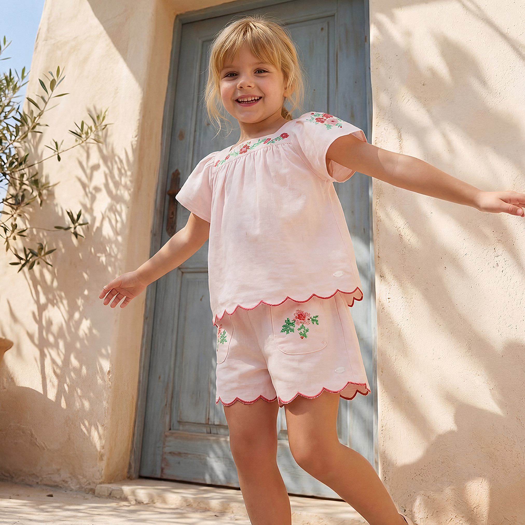 طقم شورت وبلوزة بياقة مربعة وأكمام قصيرة وتطريز زهري-girls-clothing-setsandcoords-image-2