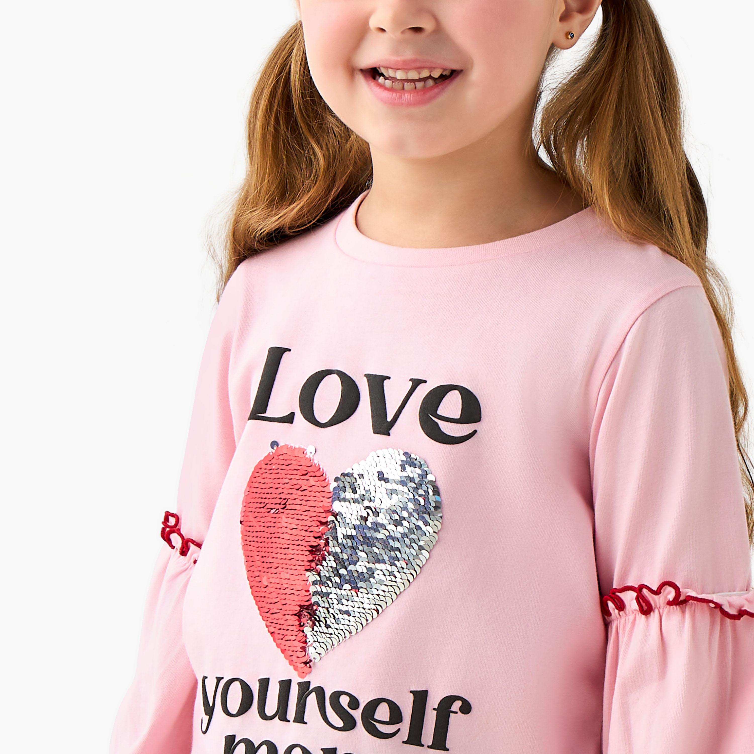 تيشيرت بياقة مستديرة وأكمام طويلة مزين بقلب مرصّع بالترتر من لي كوبر-girls-clothing-tshirts-image-2