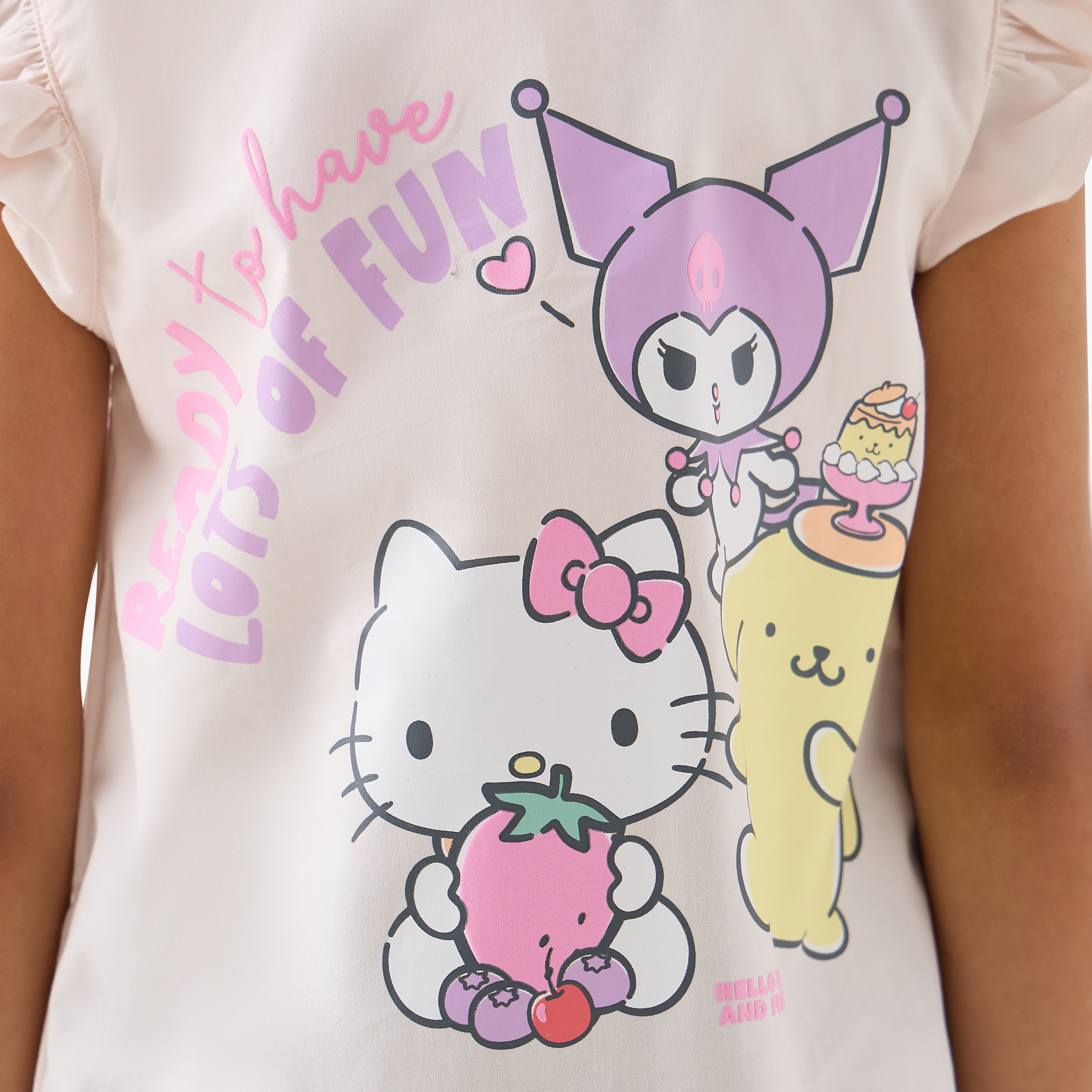 قميص بياقة وأكمام كاب بكشكش وطبعات هالو كيتي والأصدقاء من سانريو-baby-girls-clothing-blousesandshirts-image-1