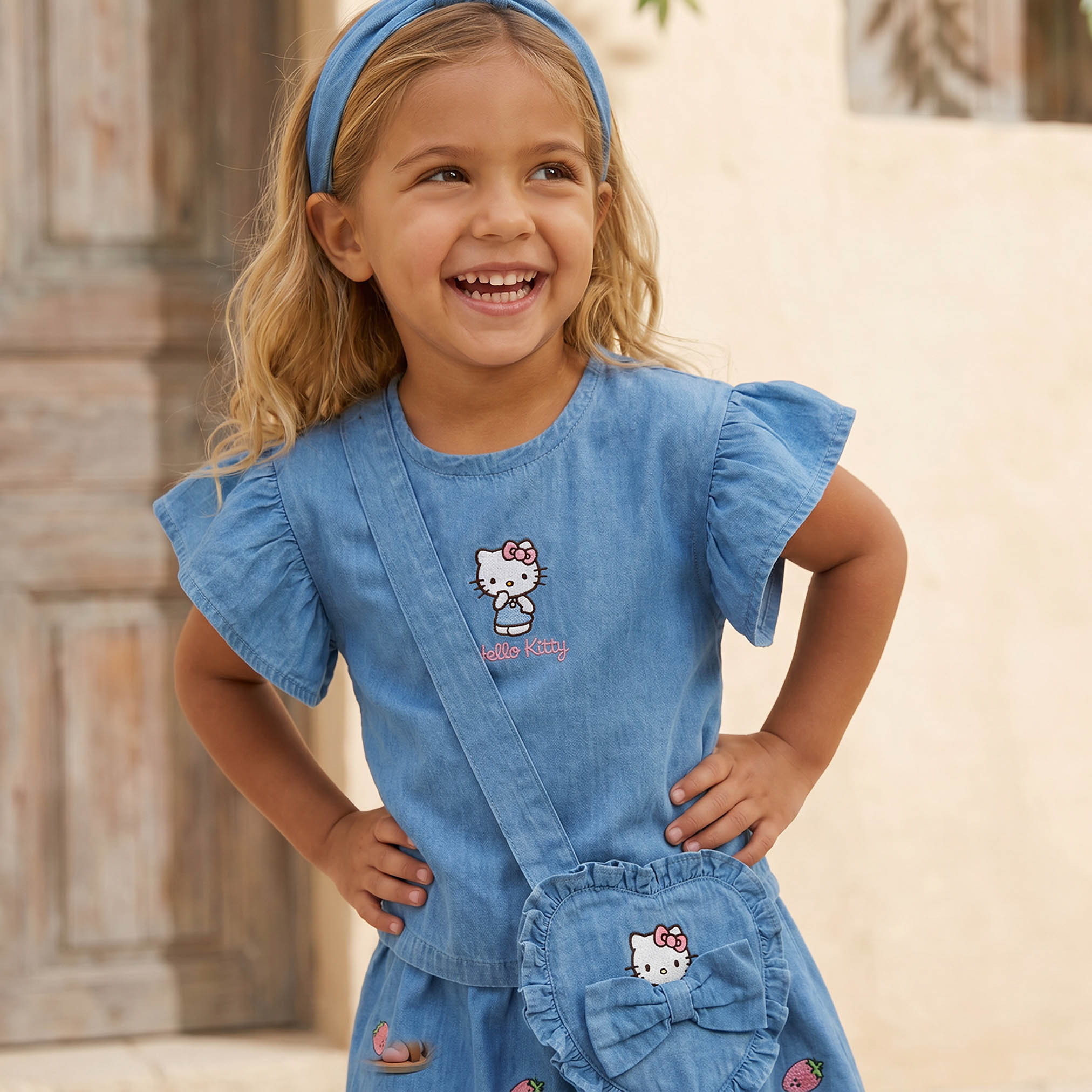 طقم تنورة وبلوزة بأكمام قصيرة ورقبة ضيقة وتطريز هالو كيتي من سانريو-girls-clothing-setsandcoords-image-1